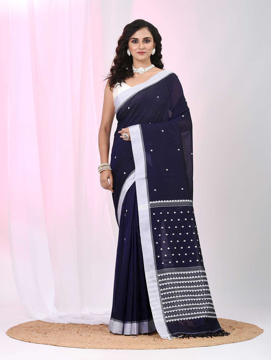women self design handloom saree with blouse