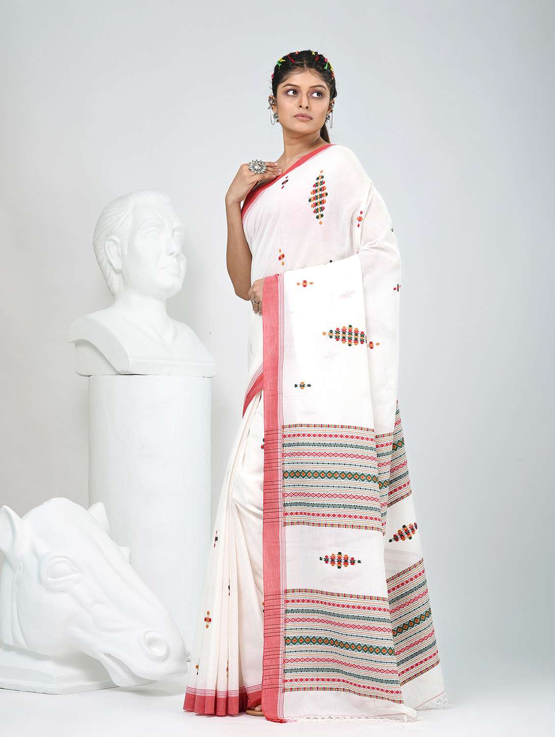women self design handloom saree with blouse - 22060782 - Standard Image - 3