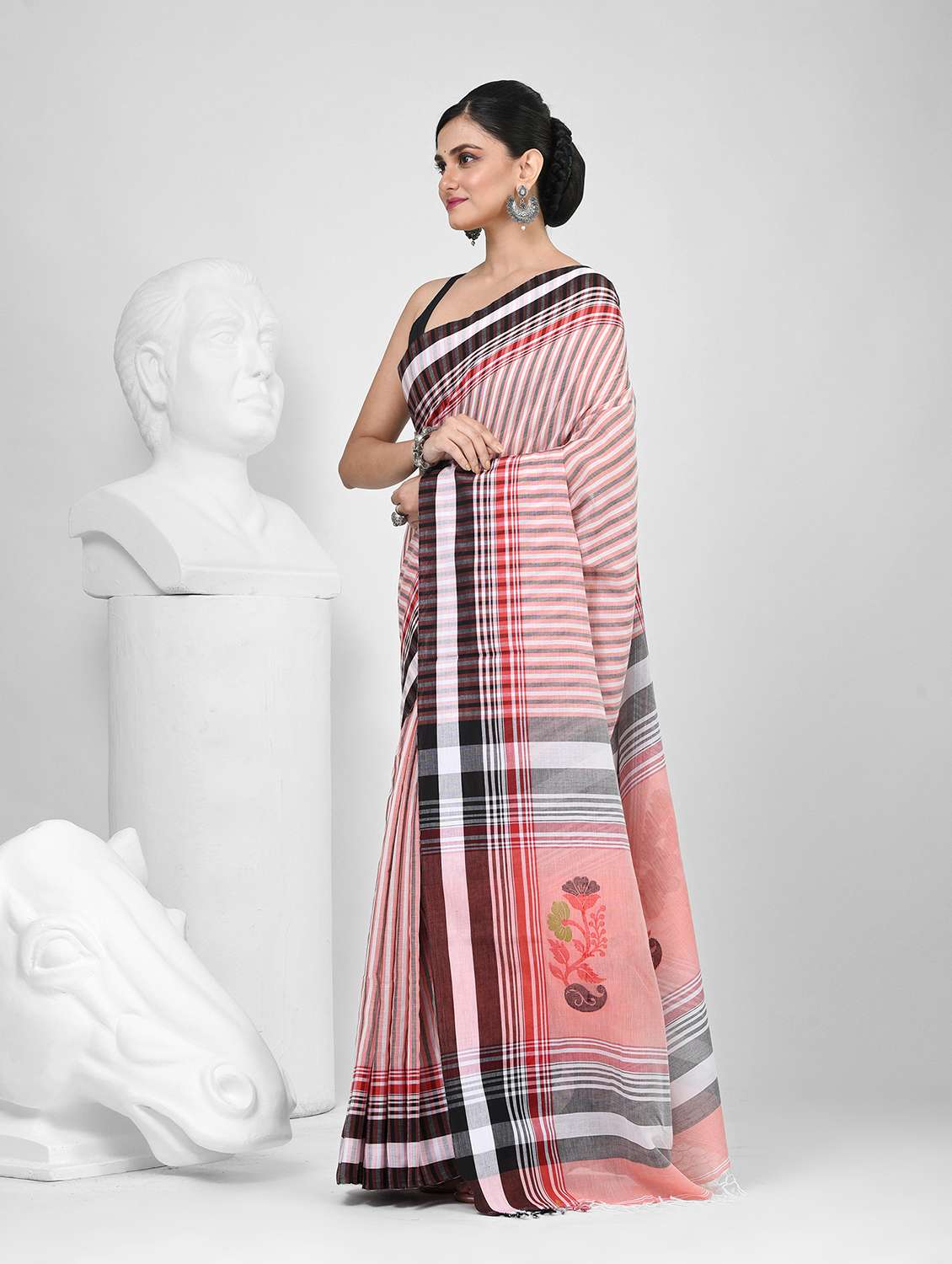 women striped handloom saree with blouse - 22060796 -  Standard Image - 3