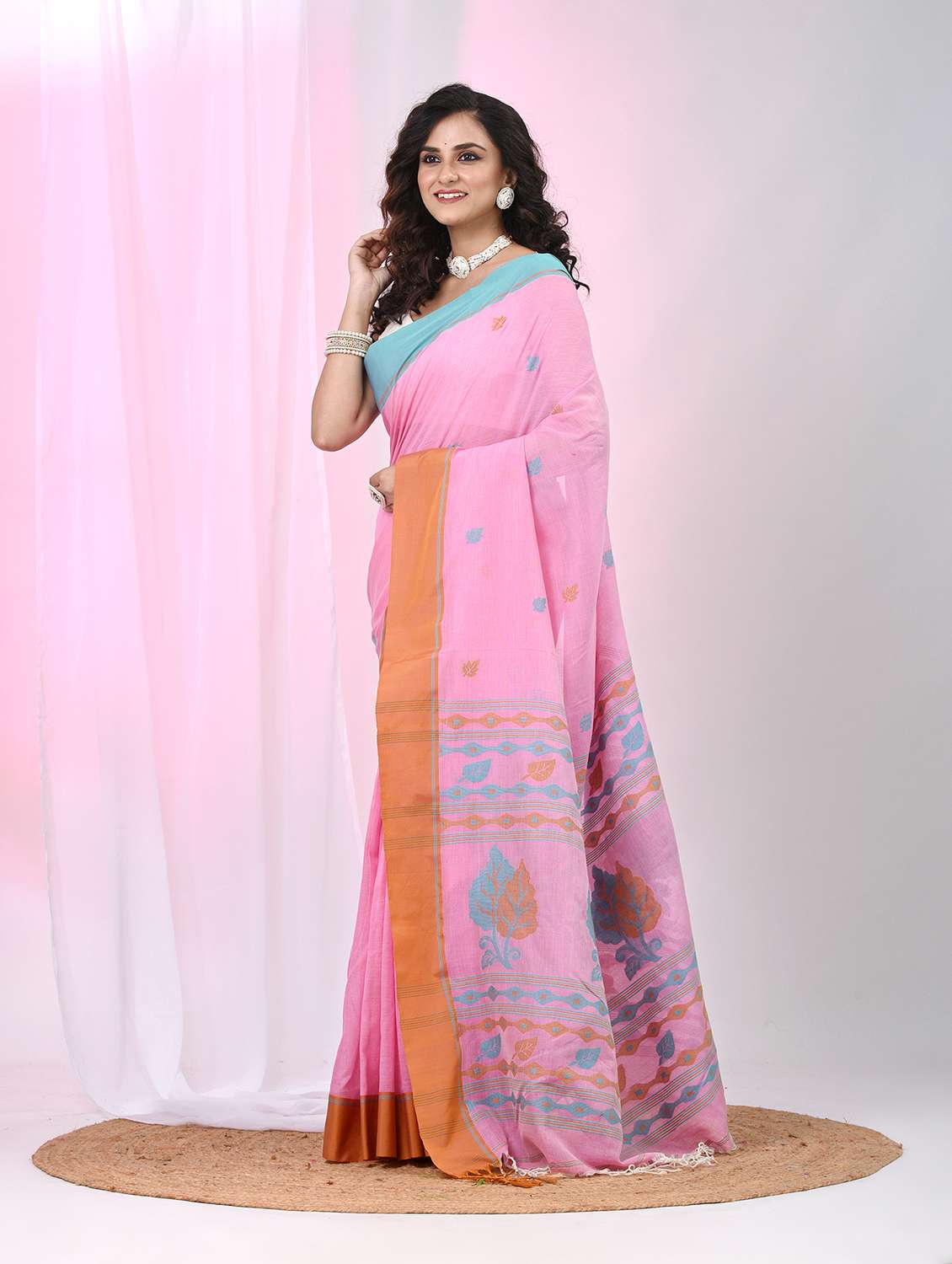 women self design handloom saree with blouse - 22060798 - Standard Image - 3