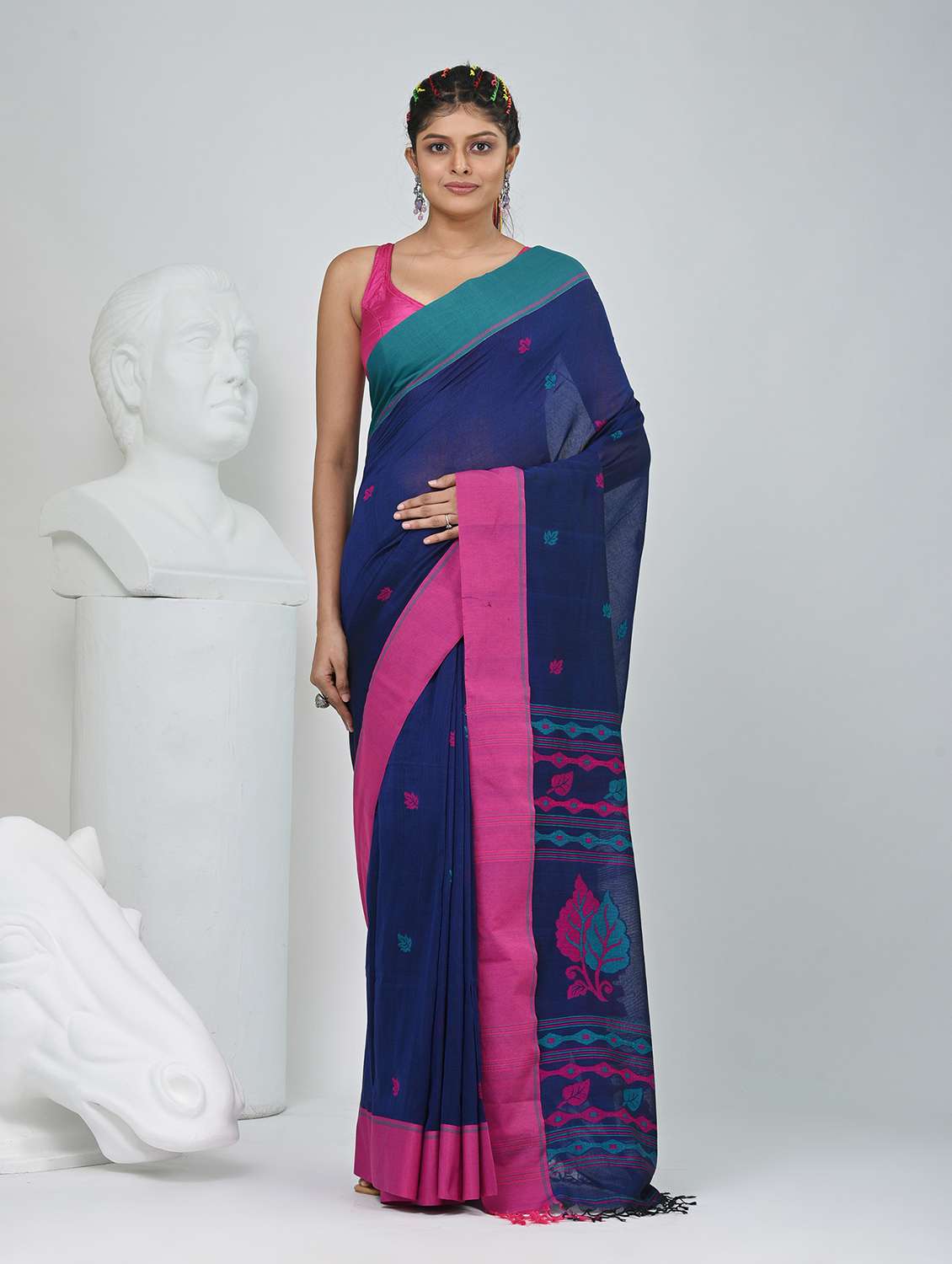 women self design handloom saree with blouse