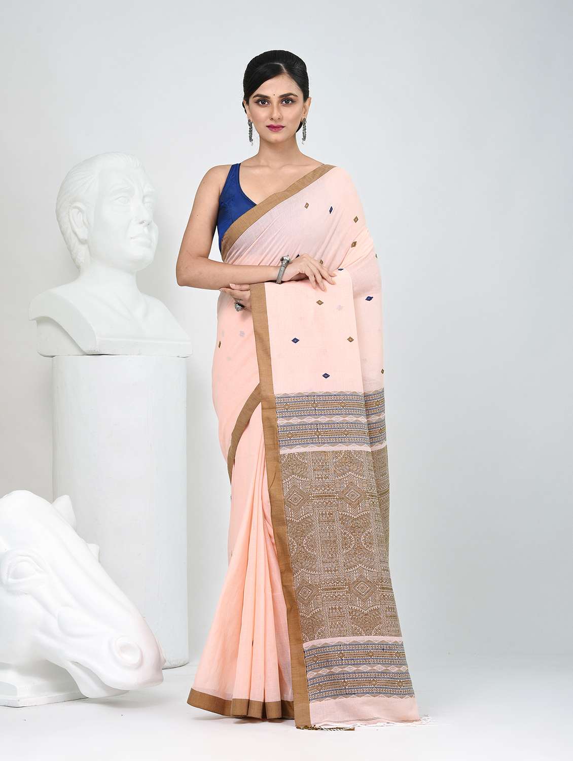 women self design handloom saree with blouse