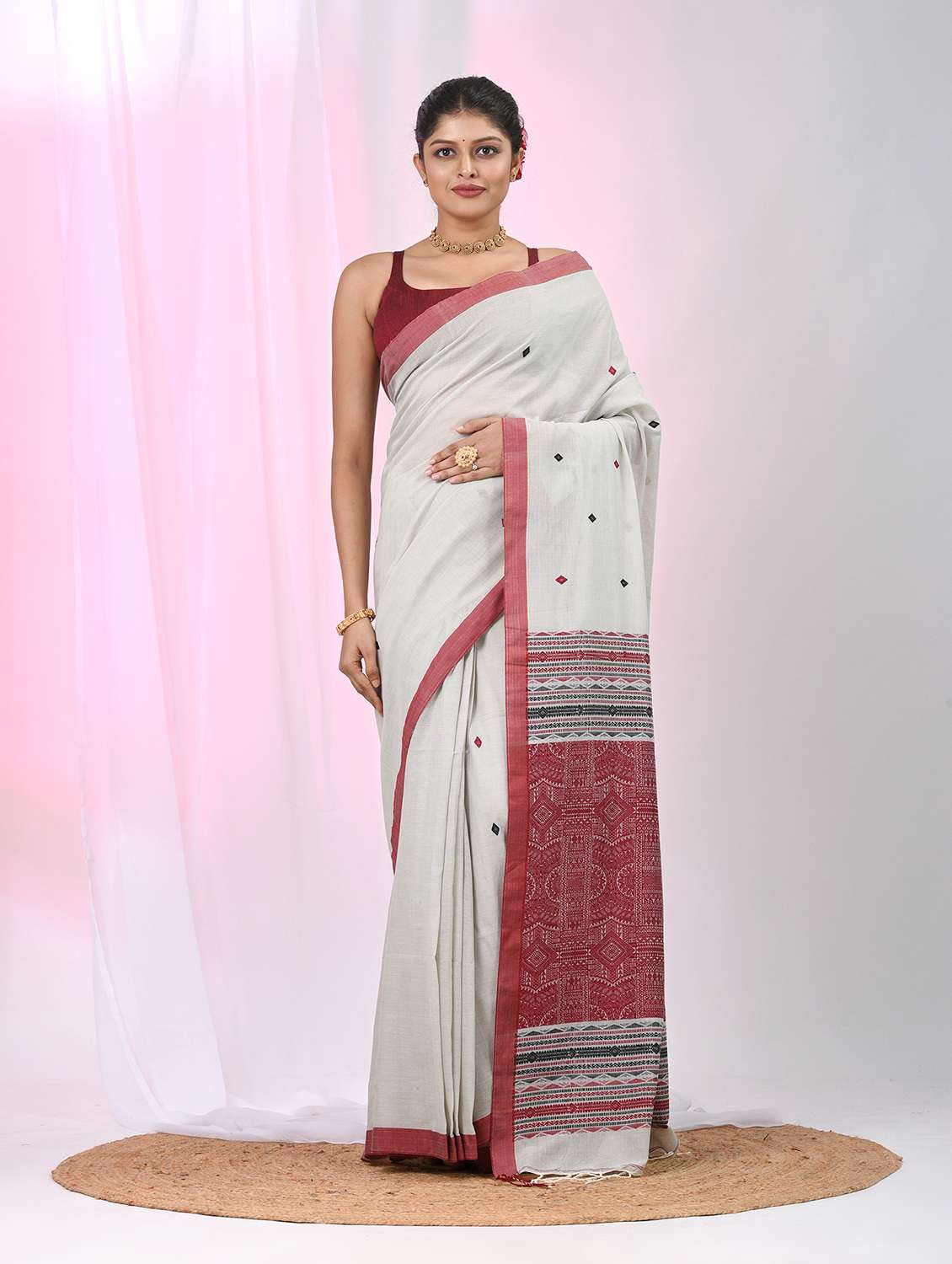 women self design handloom saree with blouse