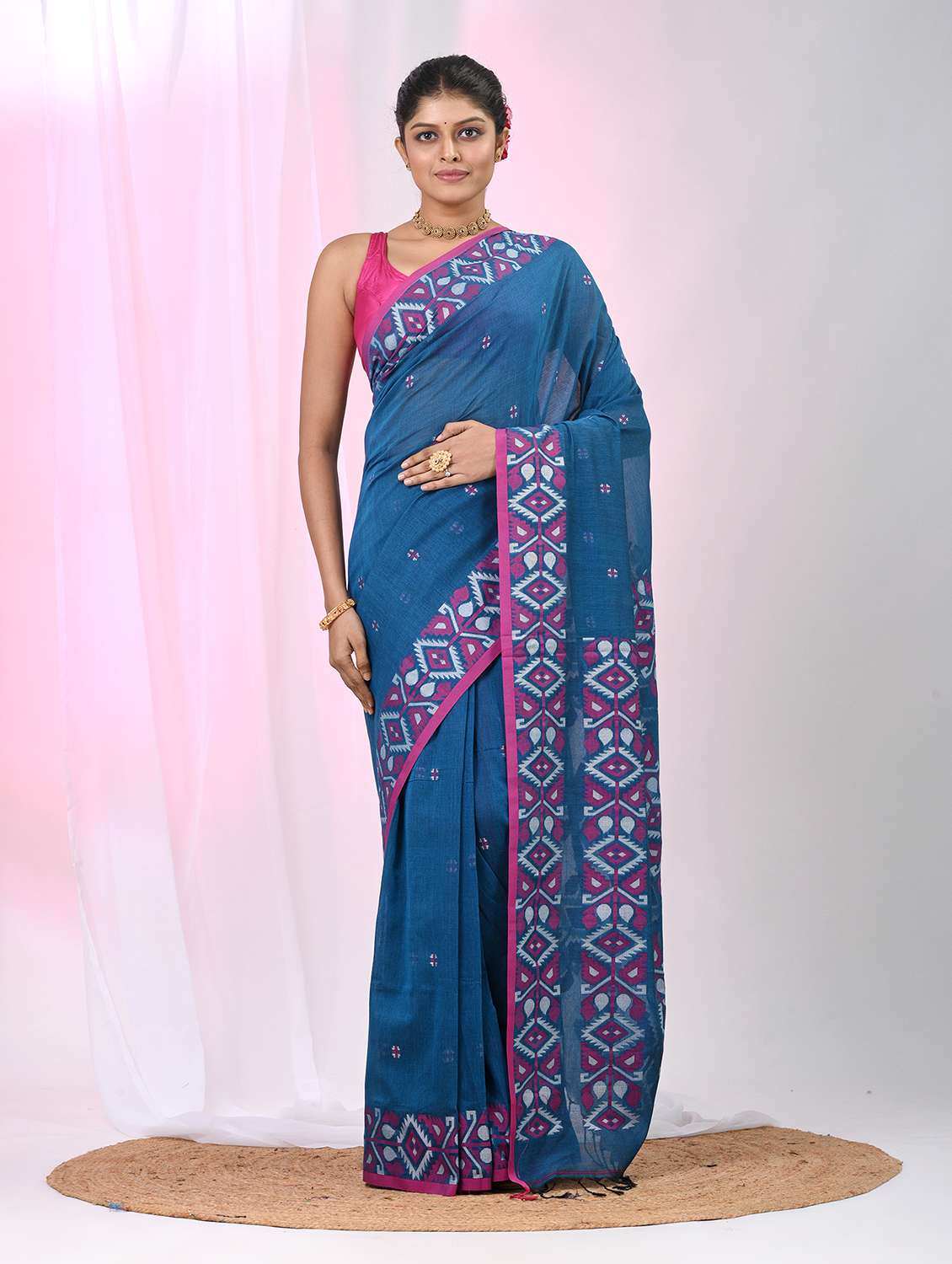 women self design handloom saree with blouse