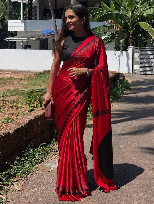 women striped printed saree with blouse - 22063831 - Standard Image - 0