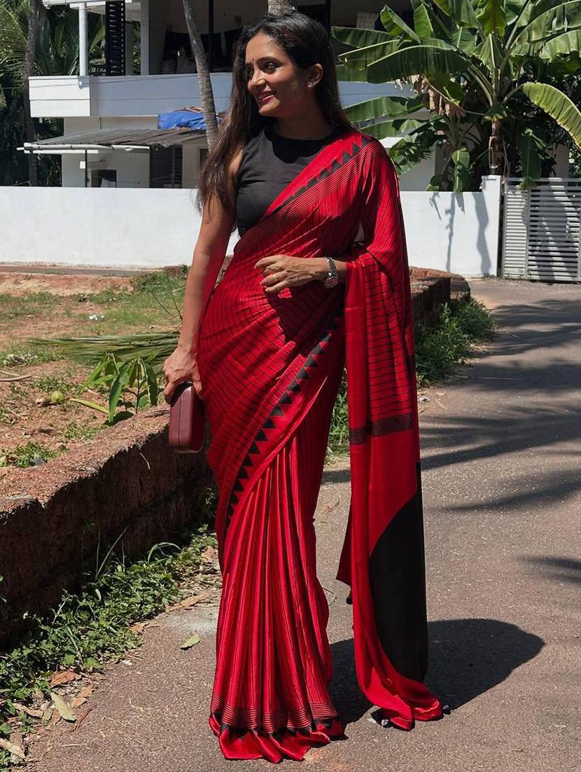 women striped printed saree with blouse - 22063831 - Zoom Image - 0