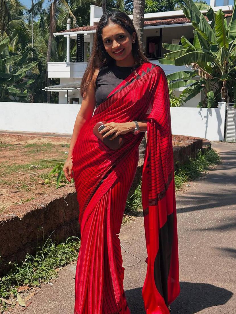women striped printed saree with blouse - 22063831 - Standard Image - 3