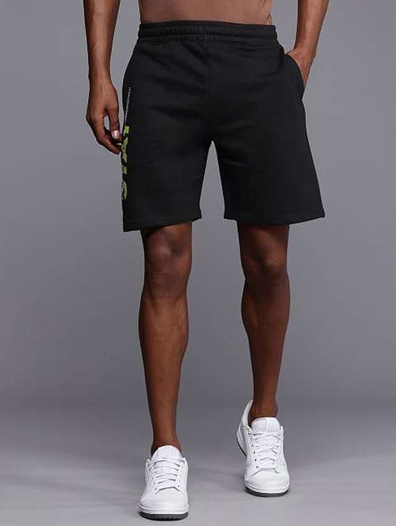 men printed mid rise regular fit shorts
