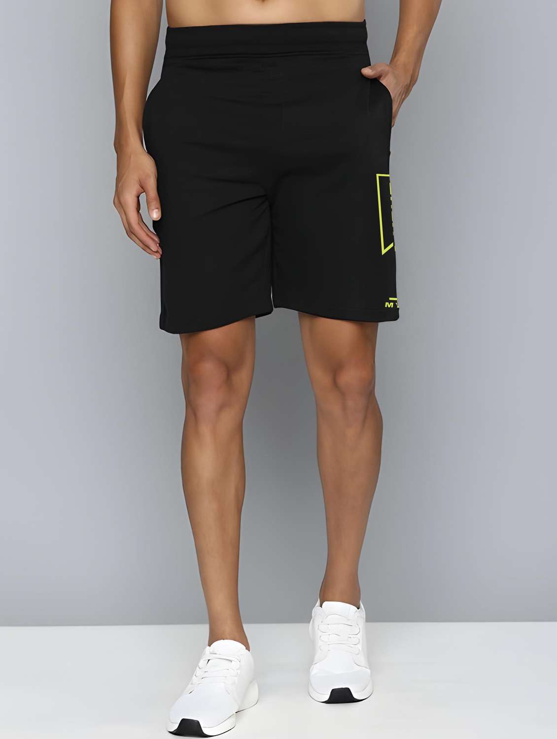 men printed mid rise regular fit shorts