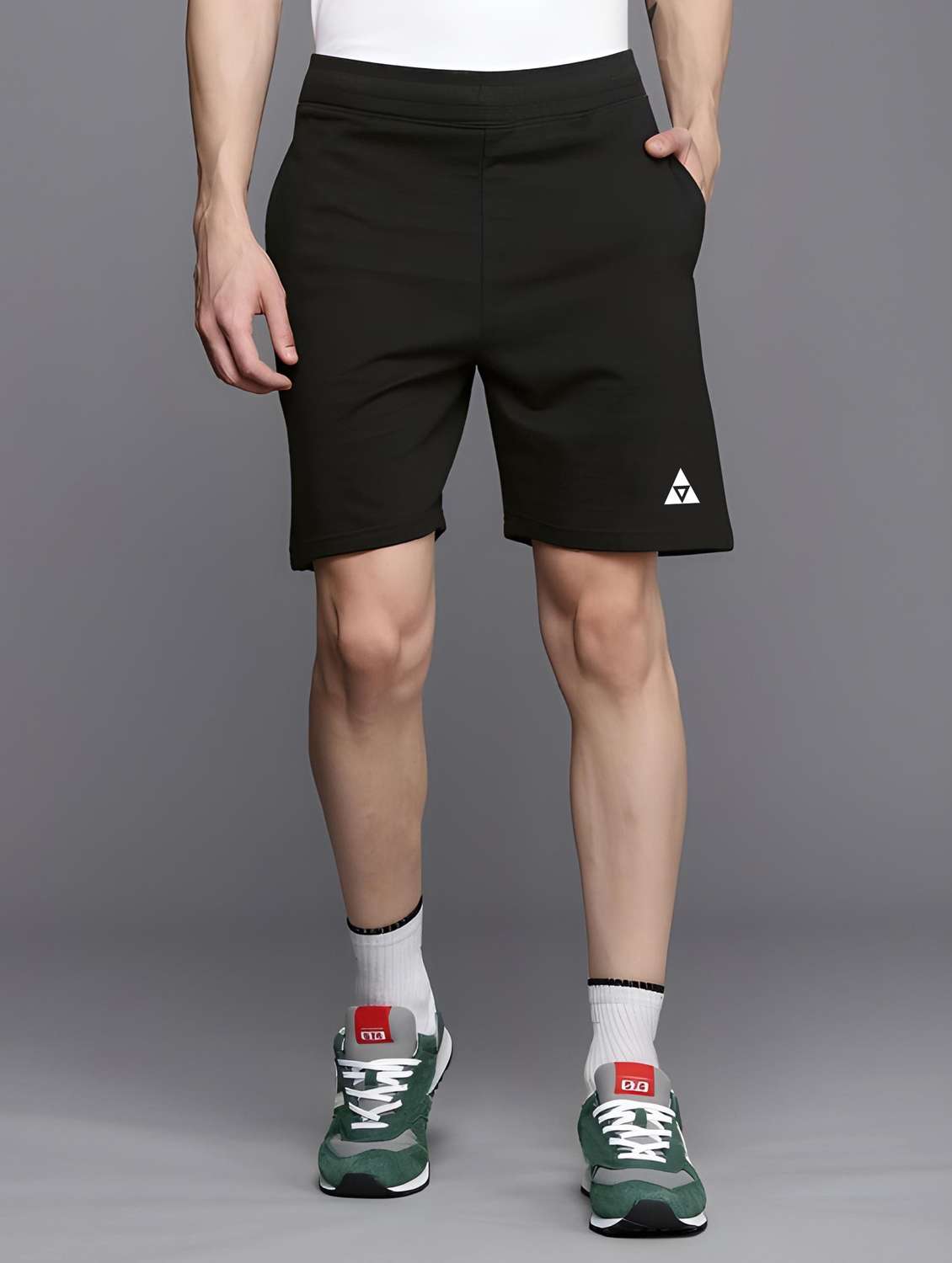 men solid mid rise regular fit shorts