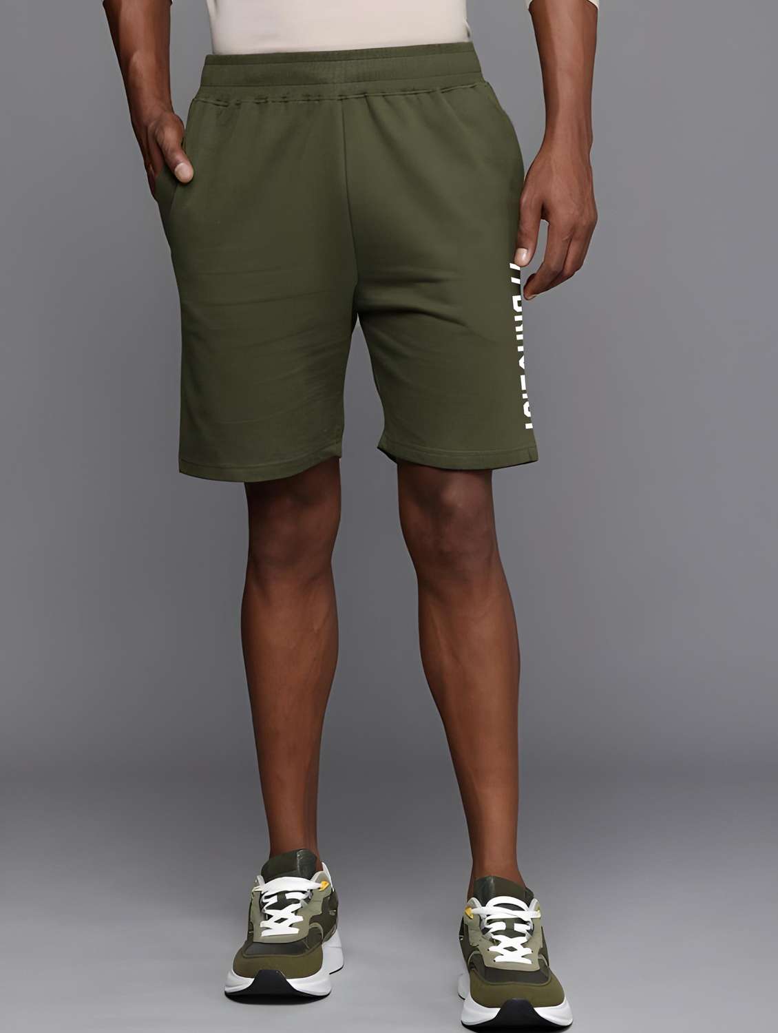 men printed mid rise regular fit shorts