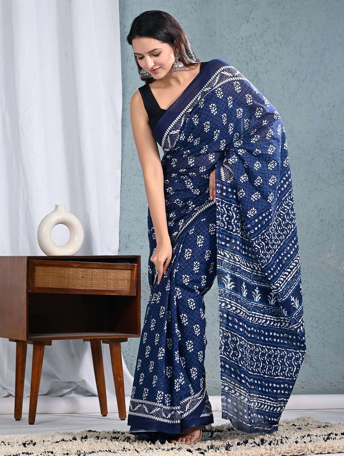 women printed casual wear saree with blouse - 22066038 -  Standard Image - 3