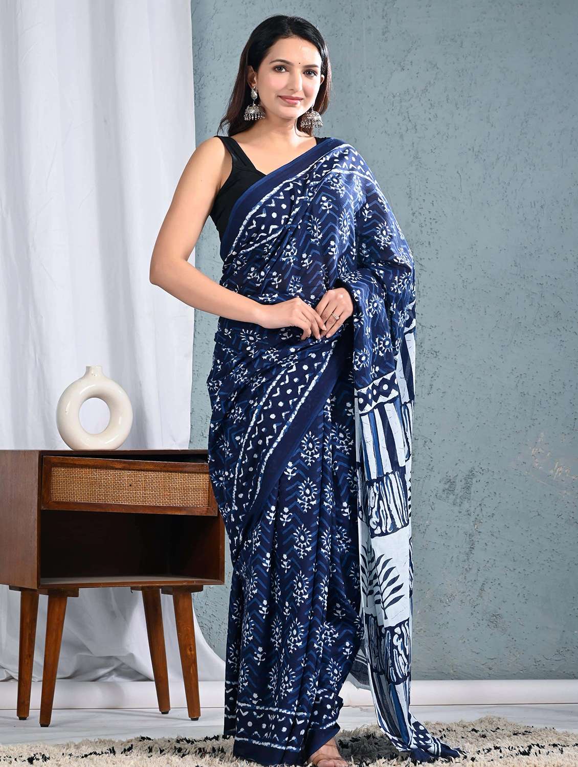 women printed casual wear saree with blouse - 22066039 -  Standard Image - 3