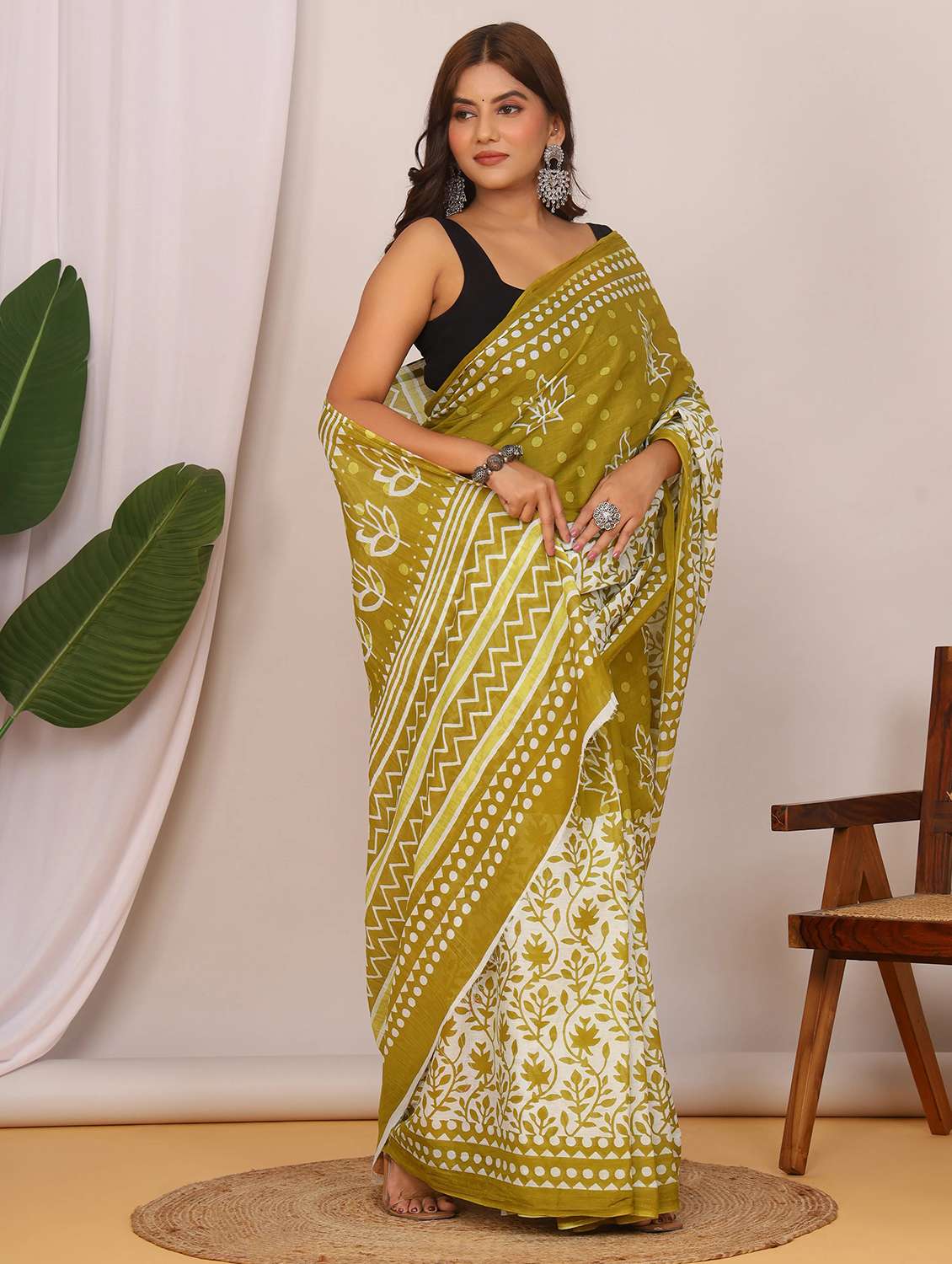 women printed casual wear saree with blouse - 22066043 - Standard Image - 3