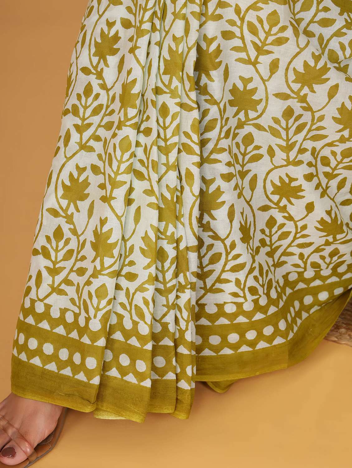 women printed casual wear saree with blouse - 22066043 - Standard Image - 5
