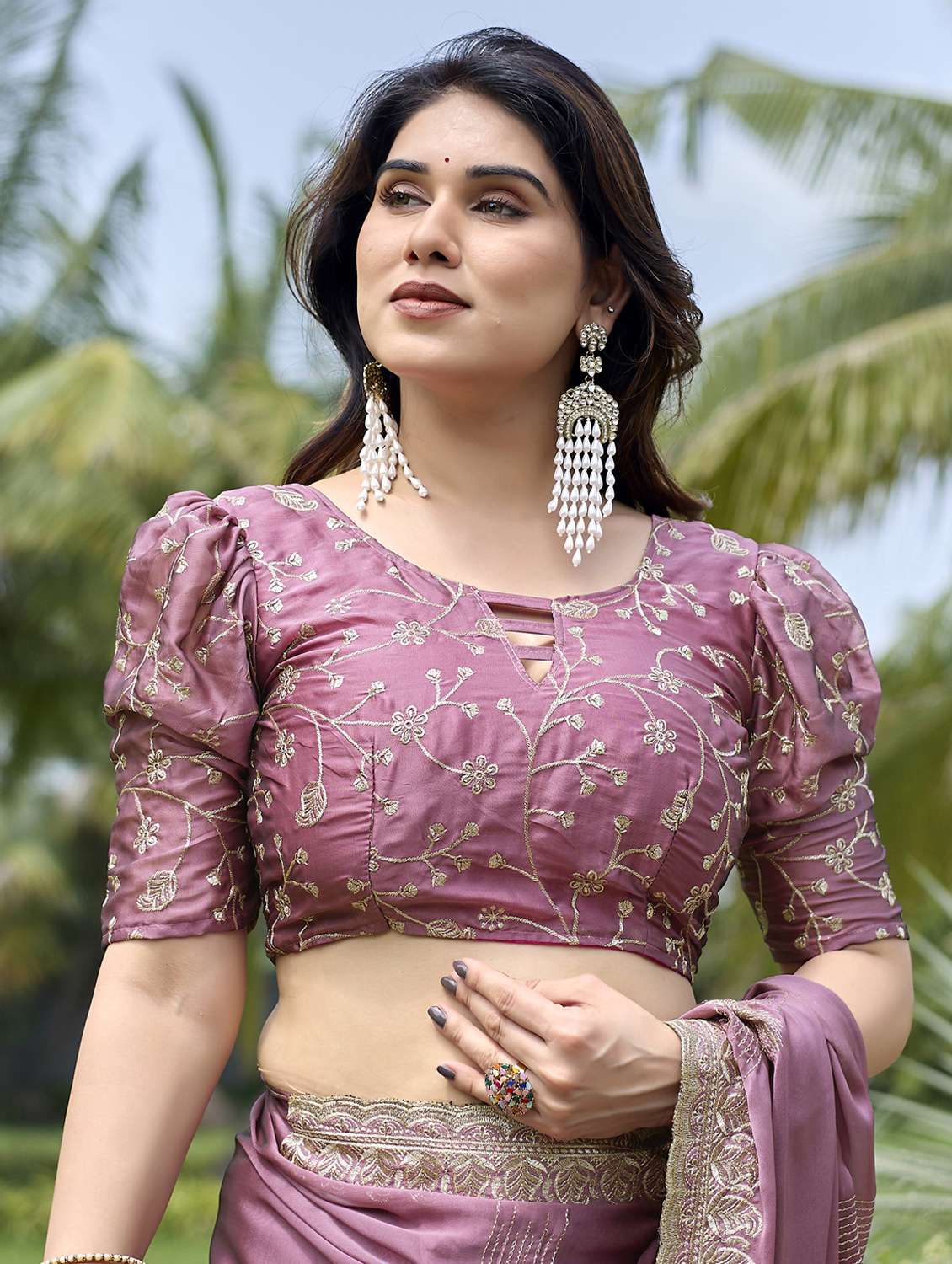 women solid with work embroidered saree with blouse - 22066053 - Standard Image - 5