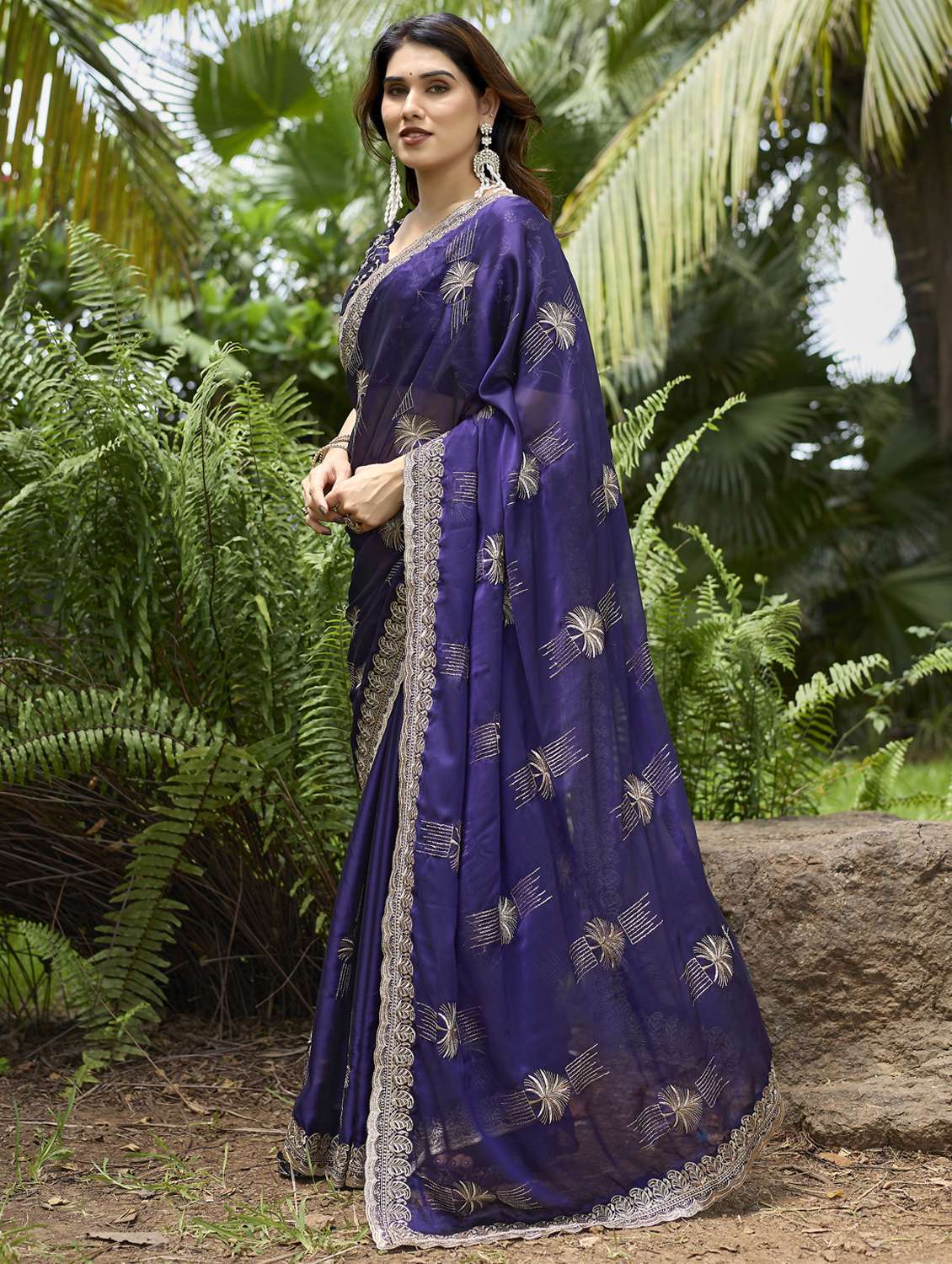 women solid with work embroidered saree with blouse - 22066055 - Standard Image - 3