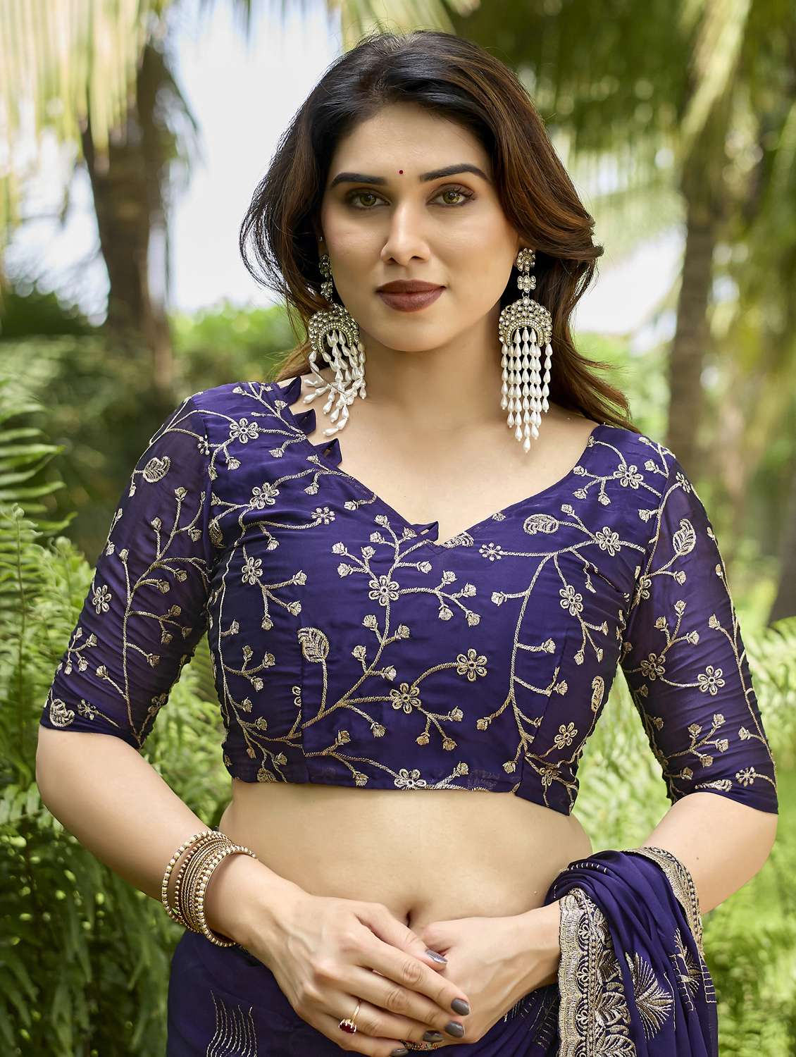 women solid with work embroidered saree with blouse - 22066055 - Standard Image - 5
