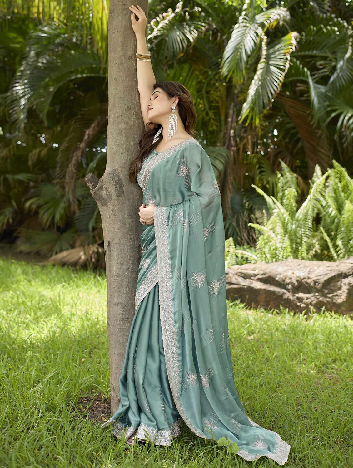 women solid with work embroidered saree with blouse - 22066057 - Standard Image - 3