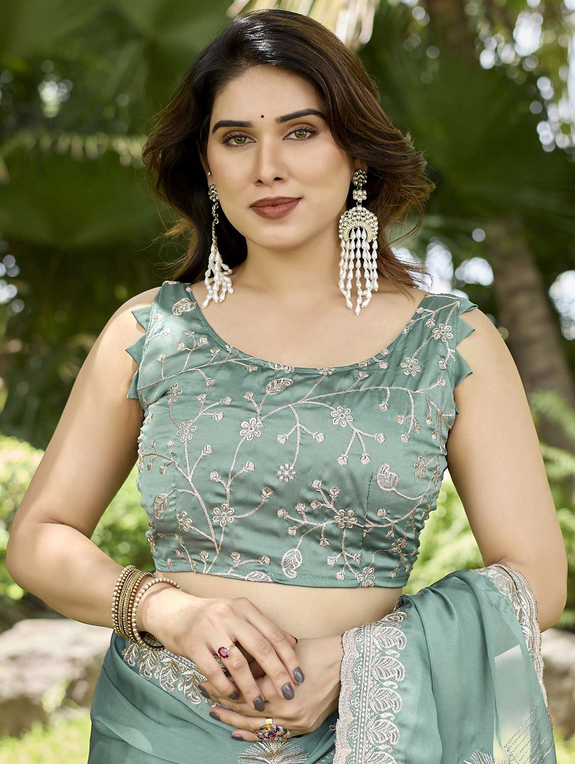 women solid with work embroidered saree with blouse - 22066057 - Standard Image - 5