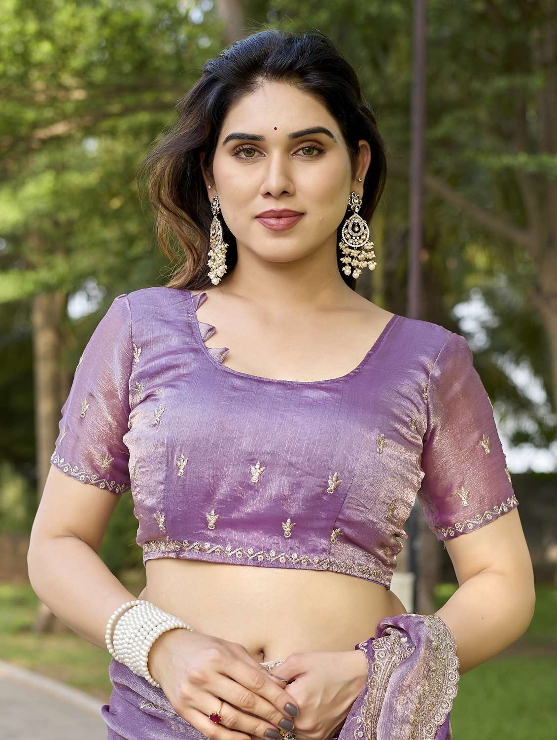 women solid with work embroidered saree with blouse - 22066061 - Standard Image - 5