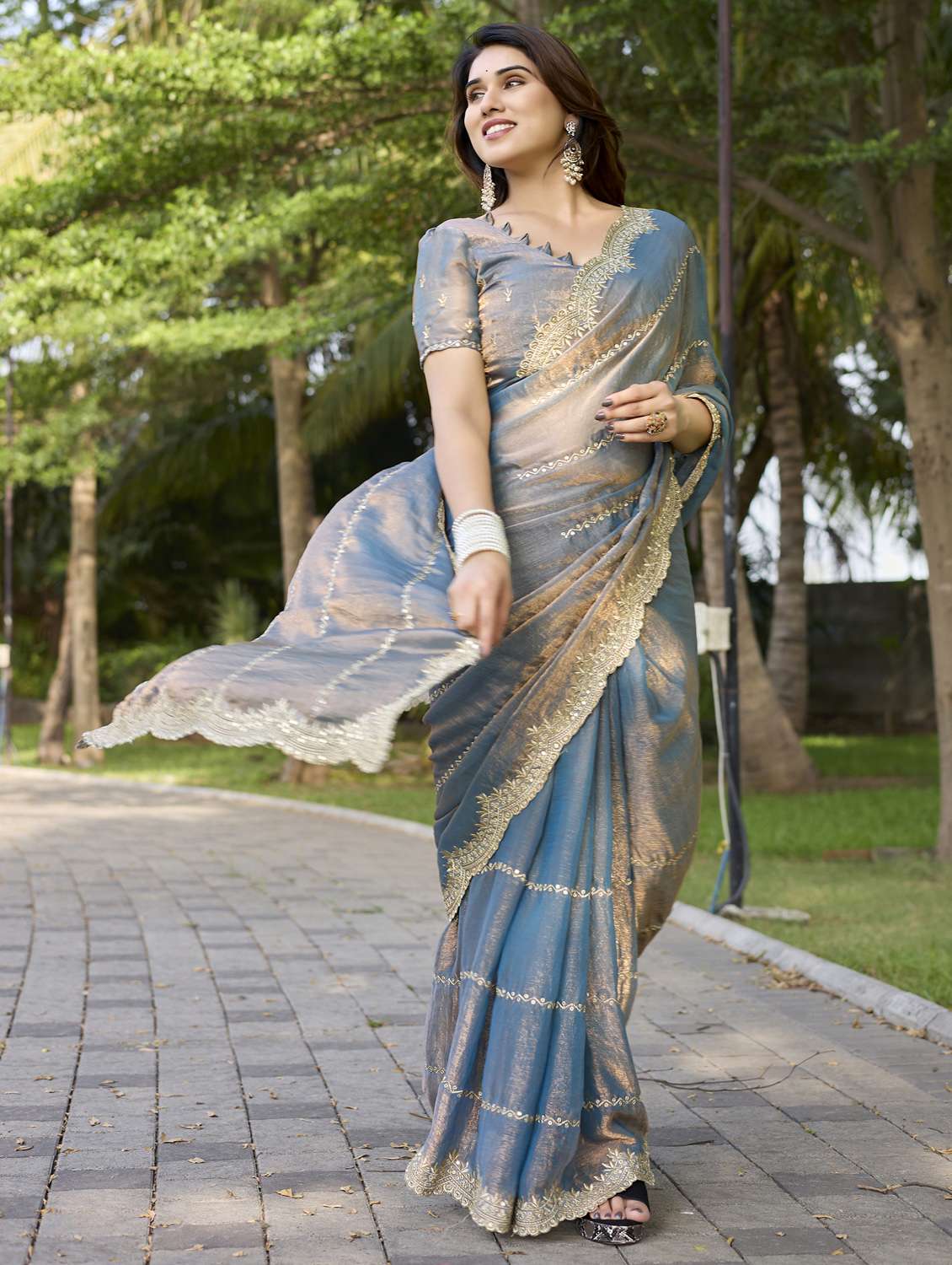 women solid with work embroidered saree with blouse - 22066064 - Standard Image - 5