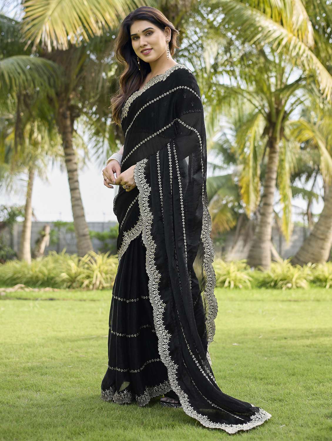 women solid with work embroidered saree with blouse - 22066065 - Standard Image - 5