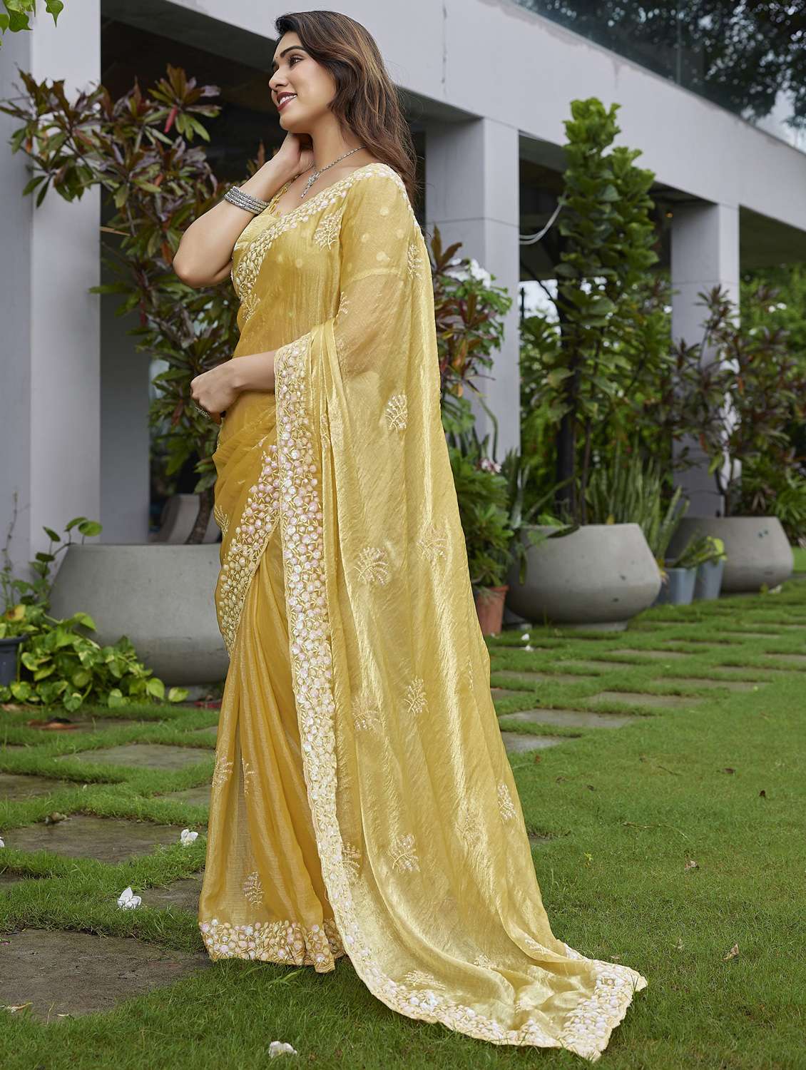 women solid with work embroidered saree with blouse - 22066069 - Standard Image - 3