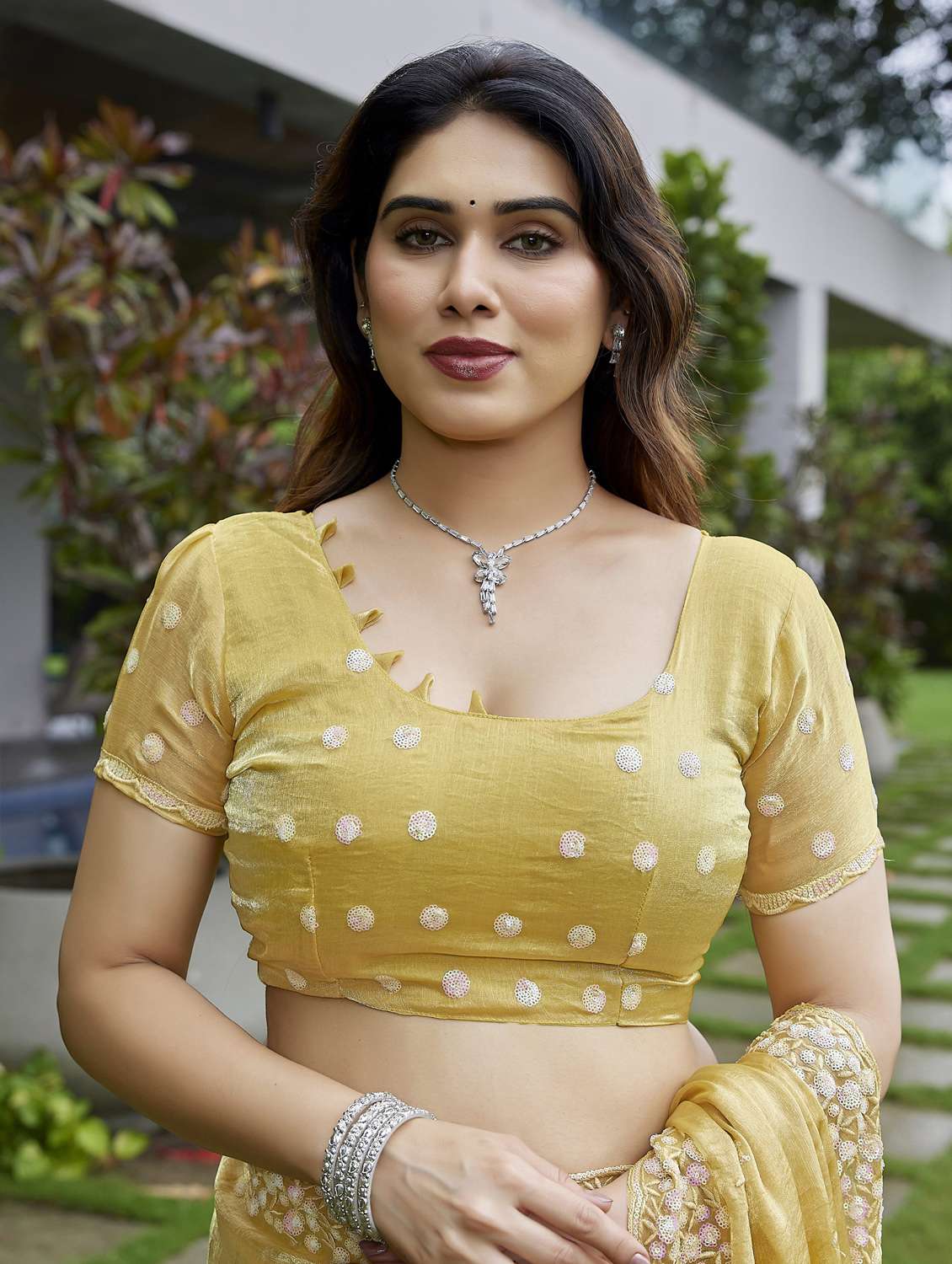 women solid with work embroidered saree with blouse - 22066069 - Standard Image - 5