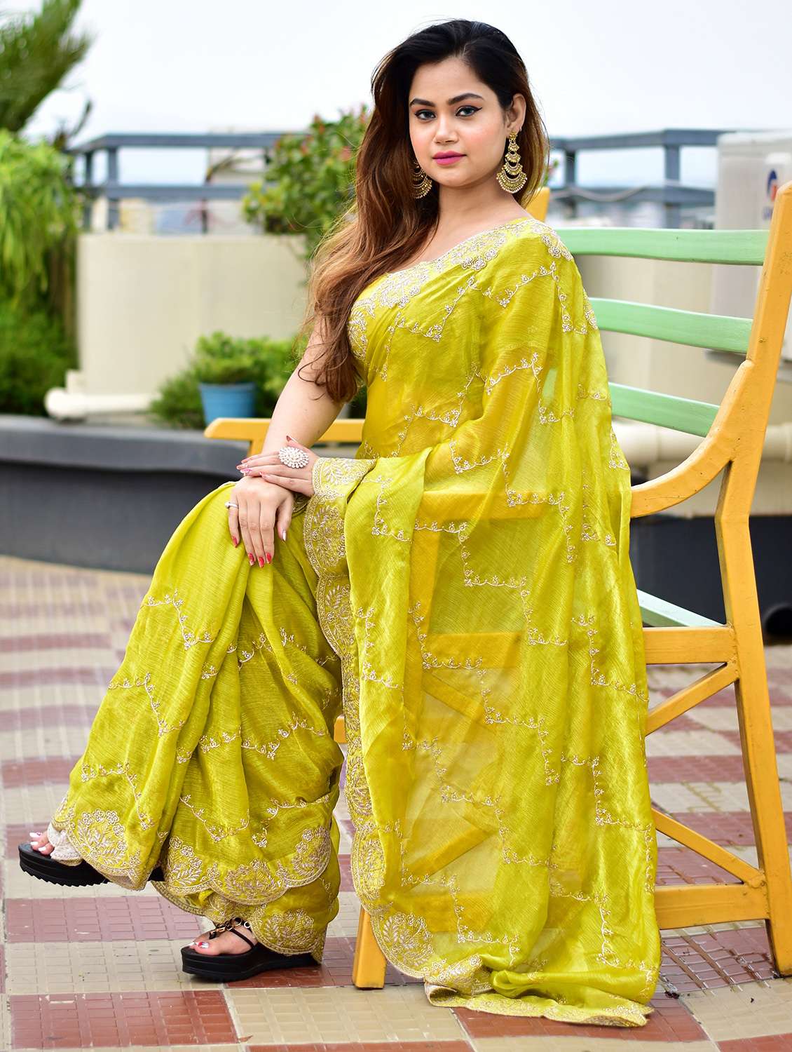 women solid with work embroidered saree with blouse - 22066093 - Standard Image - 3