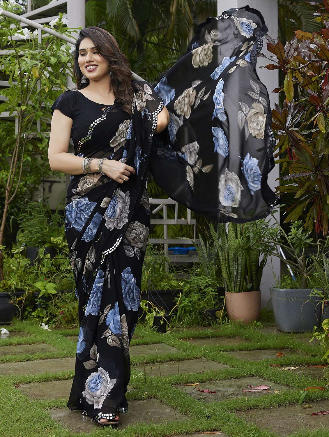 women floral printed saree with blouse - 22066105 - Standard Image - 3