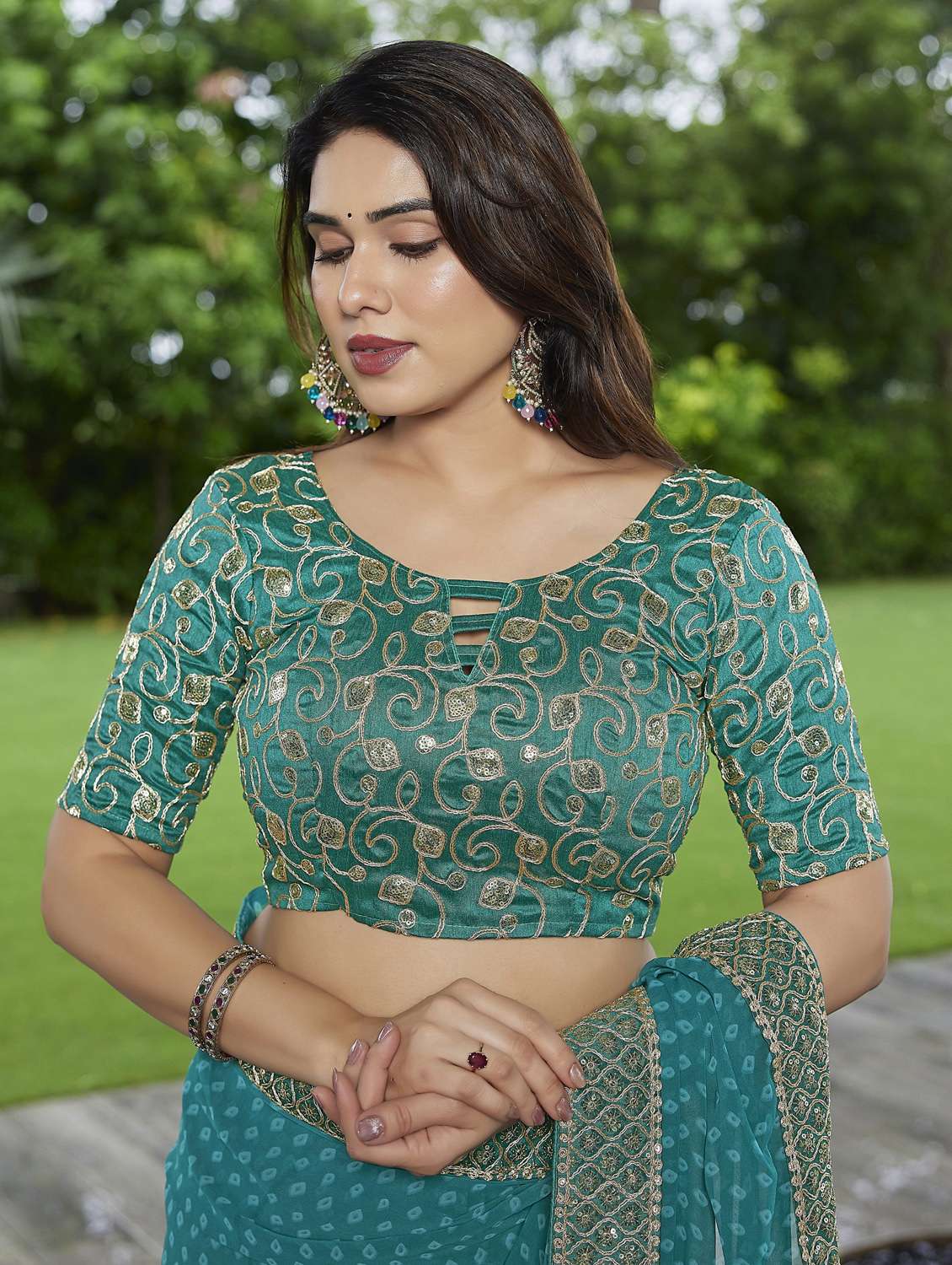 women bandhani printed bordered saree with blouse - 22066106 - Standard Image - 3