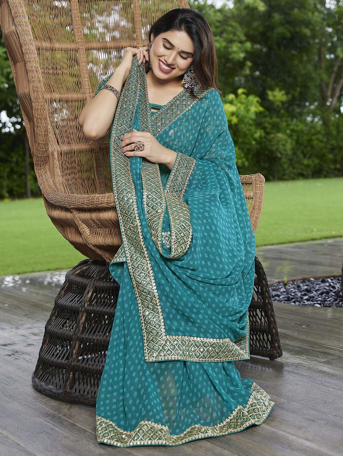 women bandhani printed bordered saree with blouse - 22066106 - Standard Image - 5