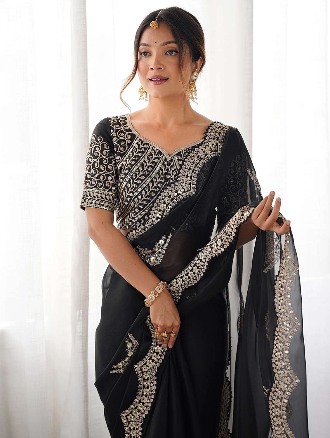 women solid with work embroidered saree with blouse - 22066124 - Standard Image - 5