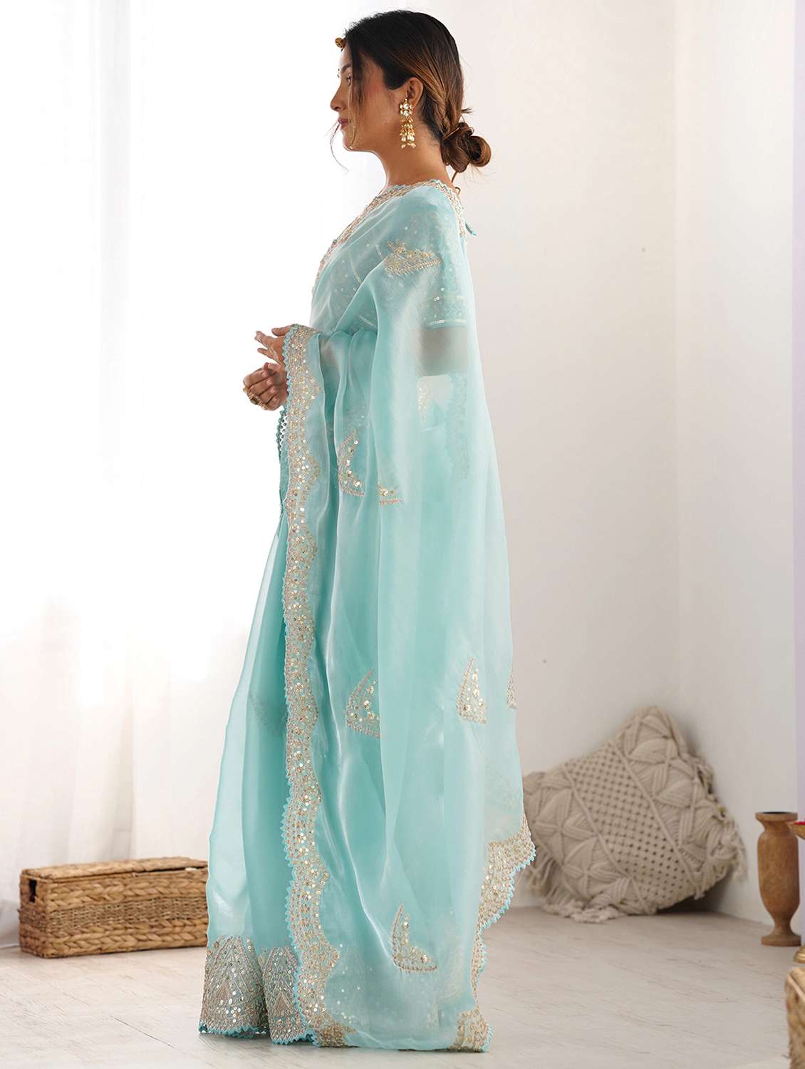 women solid with work embroidered saree with blouse - 22066127 - Standard Image - 3