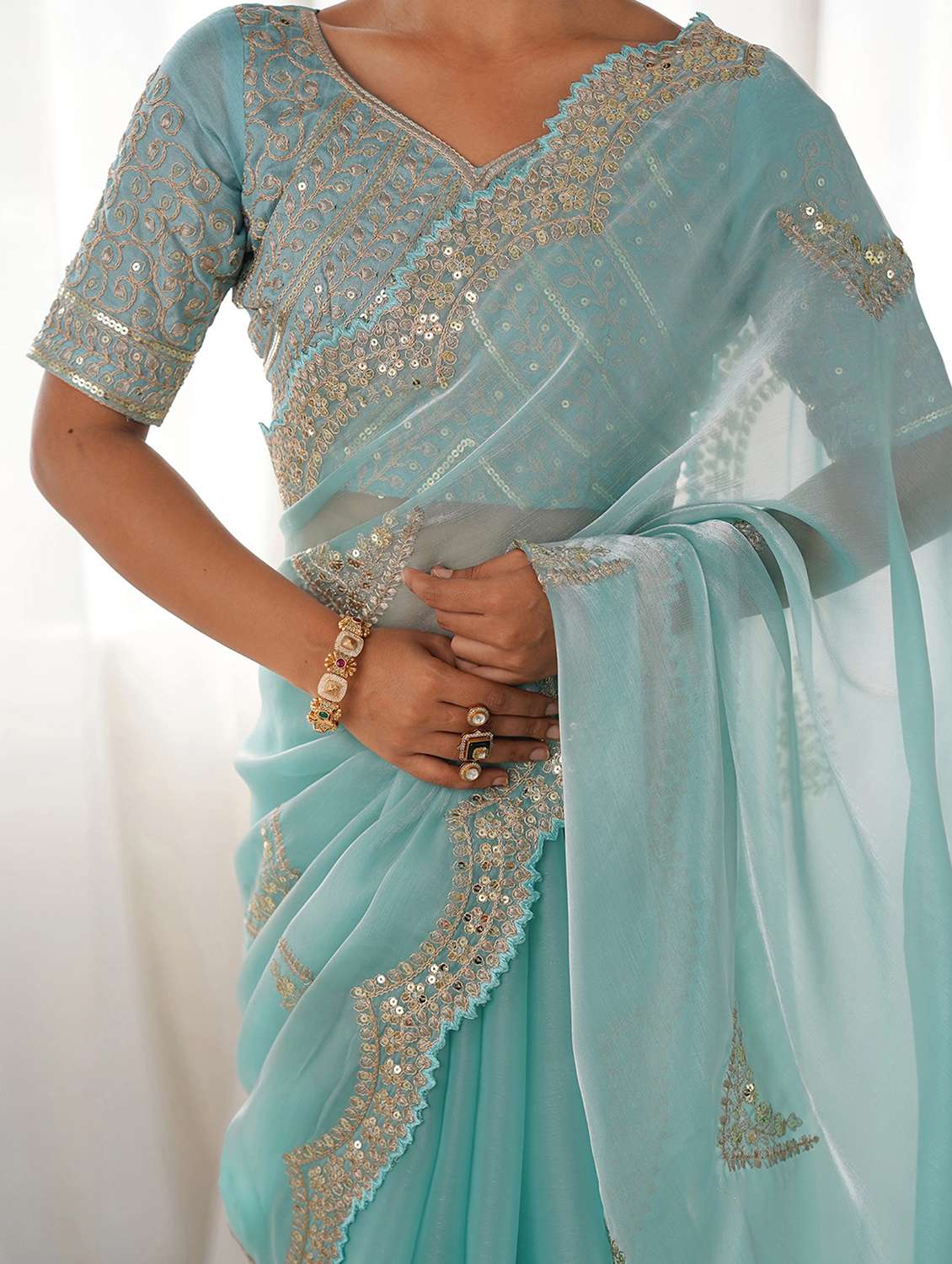 women solid with work embroidered saree with blouse - 22066127 - Standard Image - 5