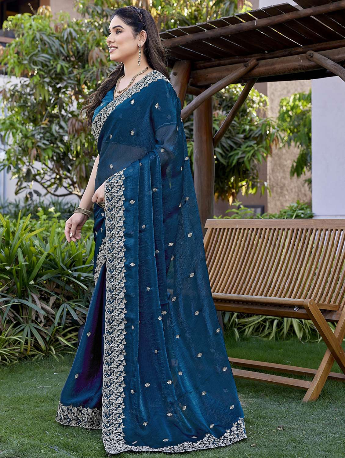 women solid with work embroidered saree with blouse - 22066130 - Standard Image - 3