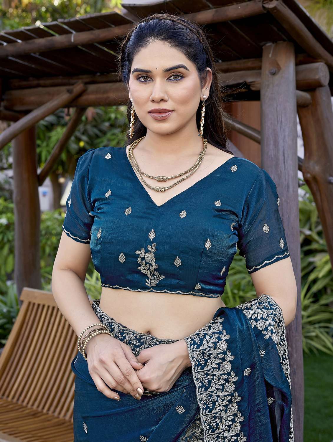 women solid with work embroidered saree with blouse - 22066130 - Standard Image - 5