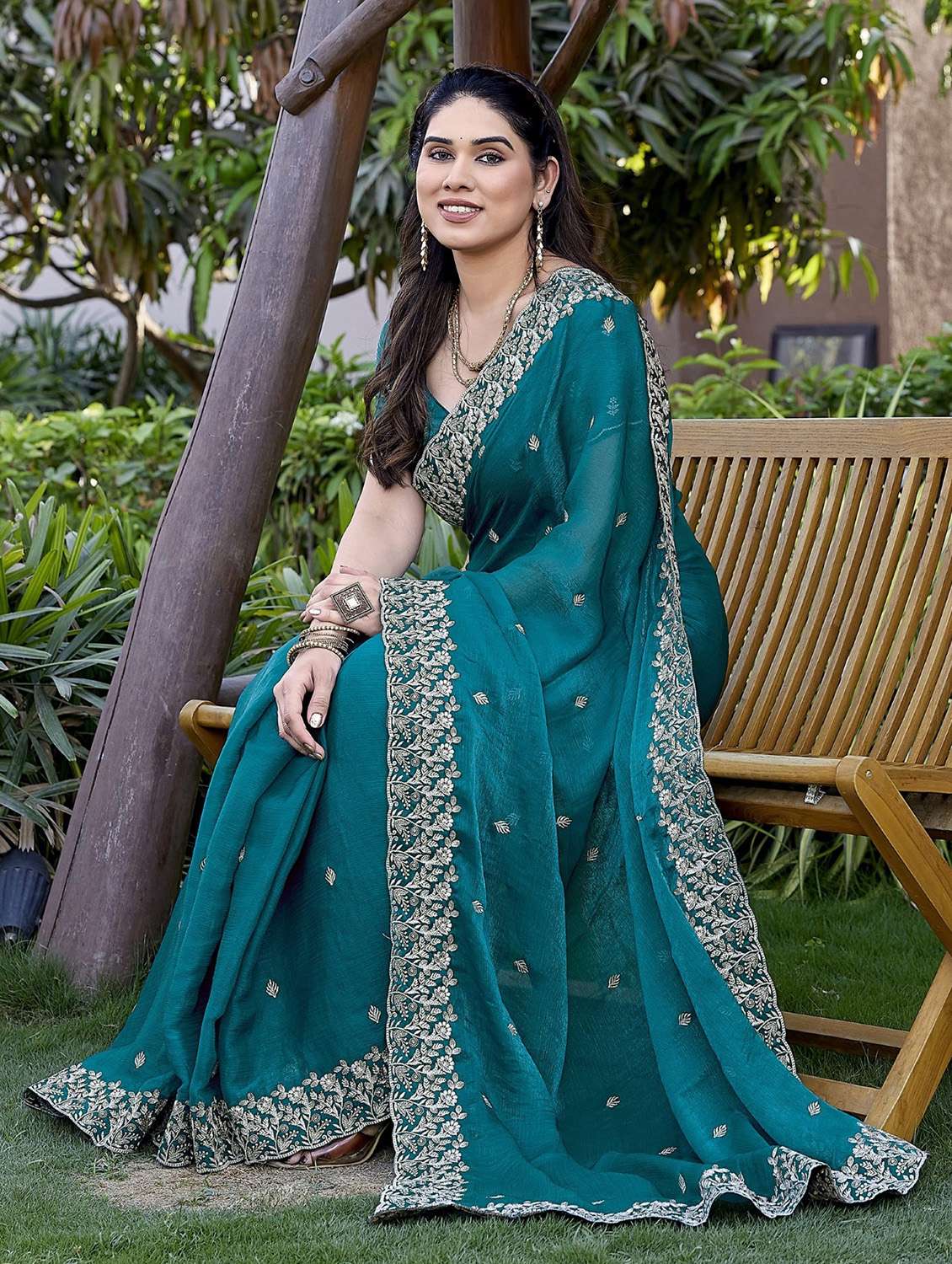 women solid with work embroidered saree with blouse - 22066132 - Standard Image - 3
