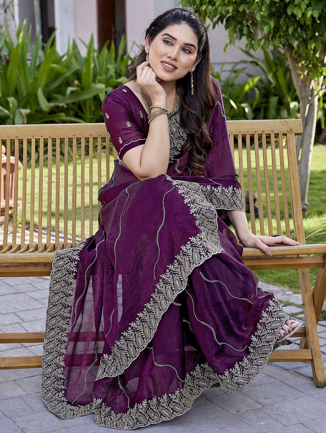 women solid with work embroidered saree with blouse - 22066136 - Standard Image - 3