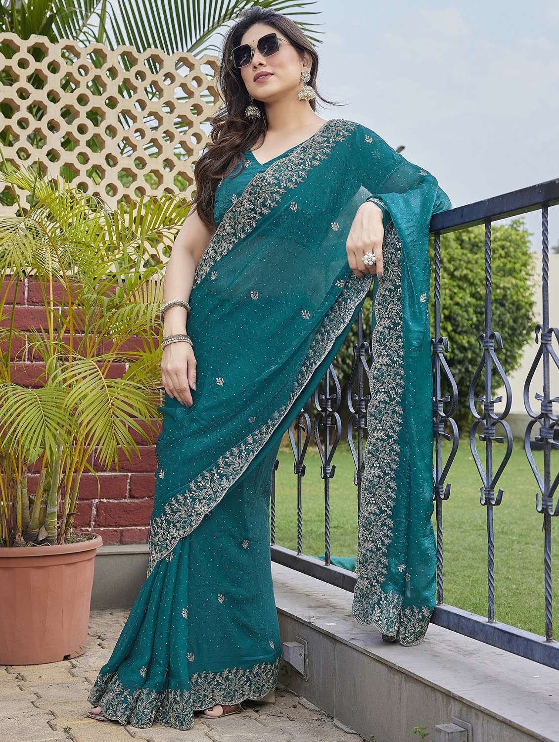 women solid with work embroidered saree with blouse - 22066138 - Standard Image - 3