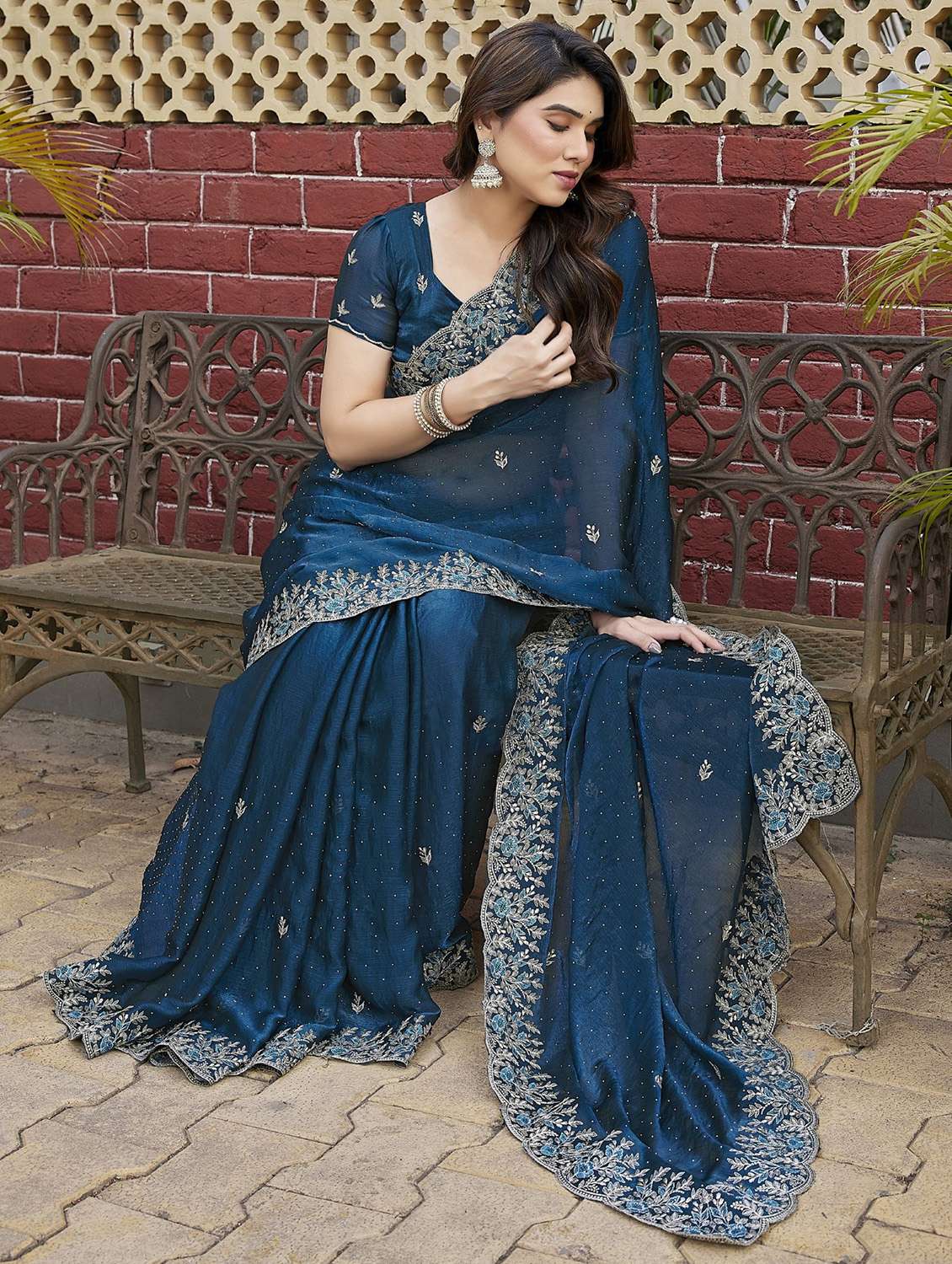 women solid with work embroidered saree with blouse - 22066139 - Standard Image - 3