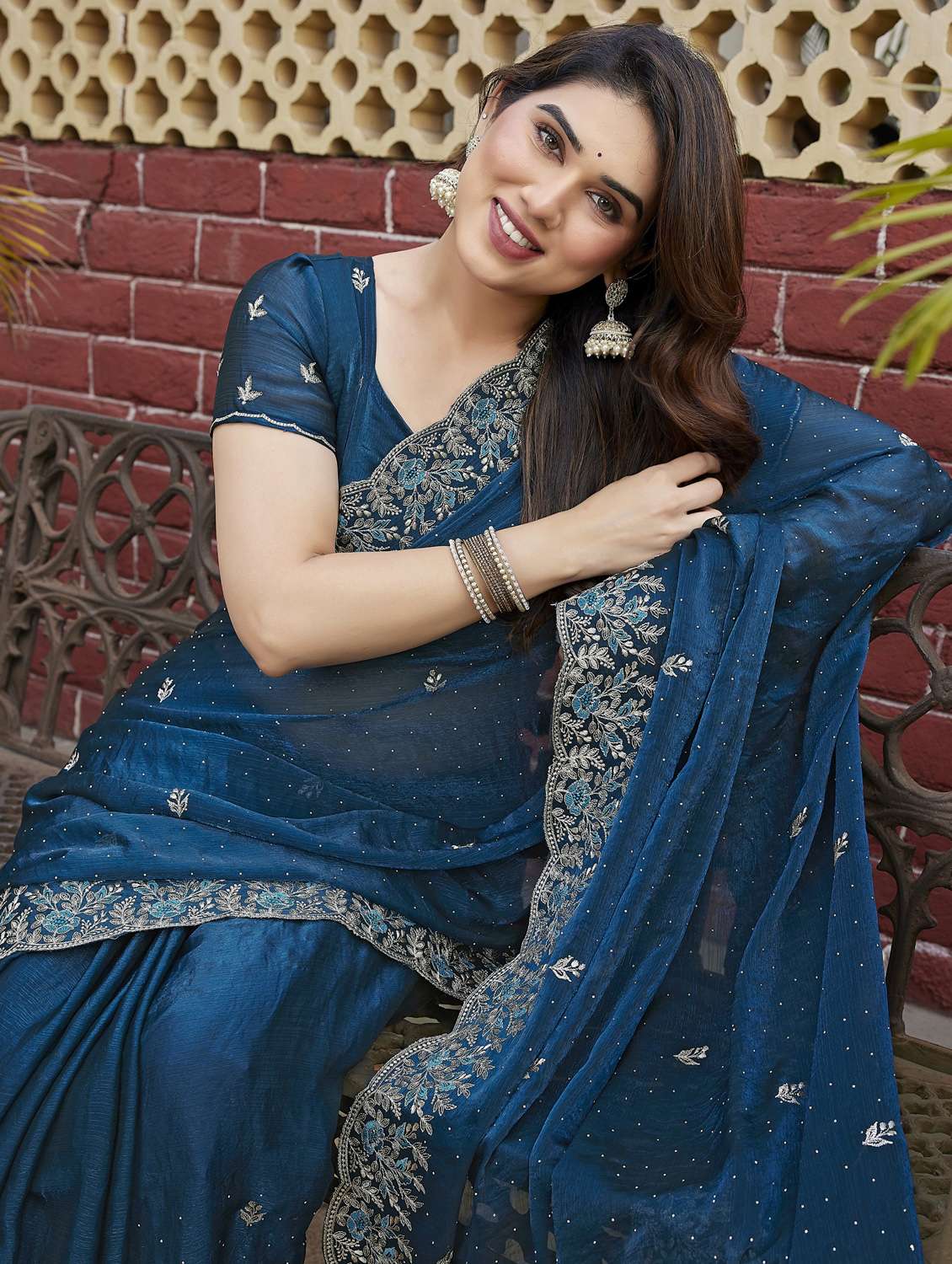 women solid with work embroidered saree with blouse - 22066139 - Standard Image - 5