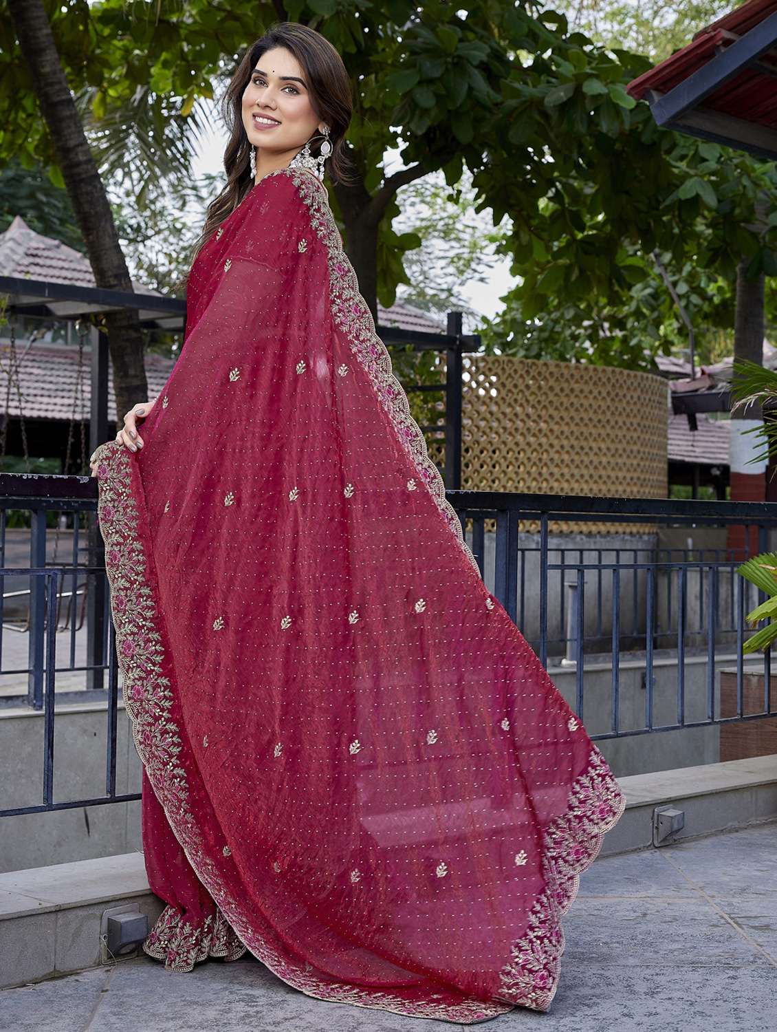 women solid with work embroidered saree with blouse - 22066140 - Standard Image - 3