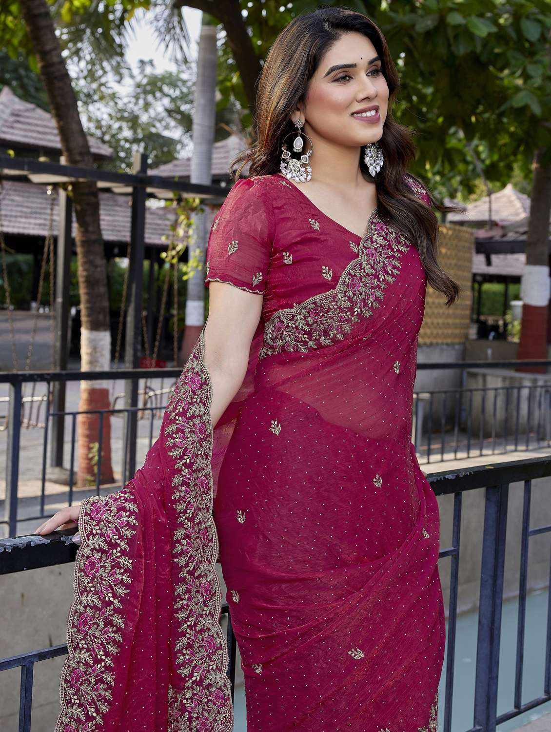 women solid with work embroidered saree with blouse - 22066140 - Standard Image - 5