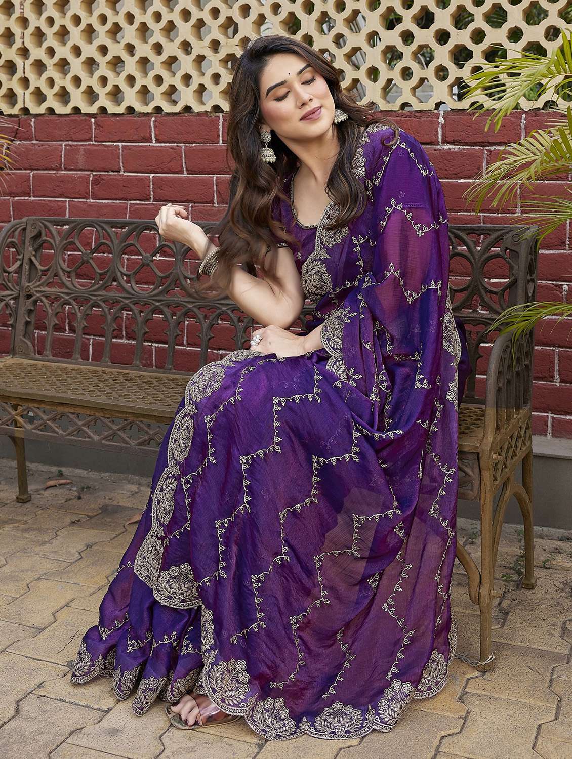 women solid with work embroidered saree with blouse - 22066142 - Standard Image - 3