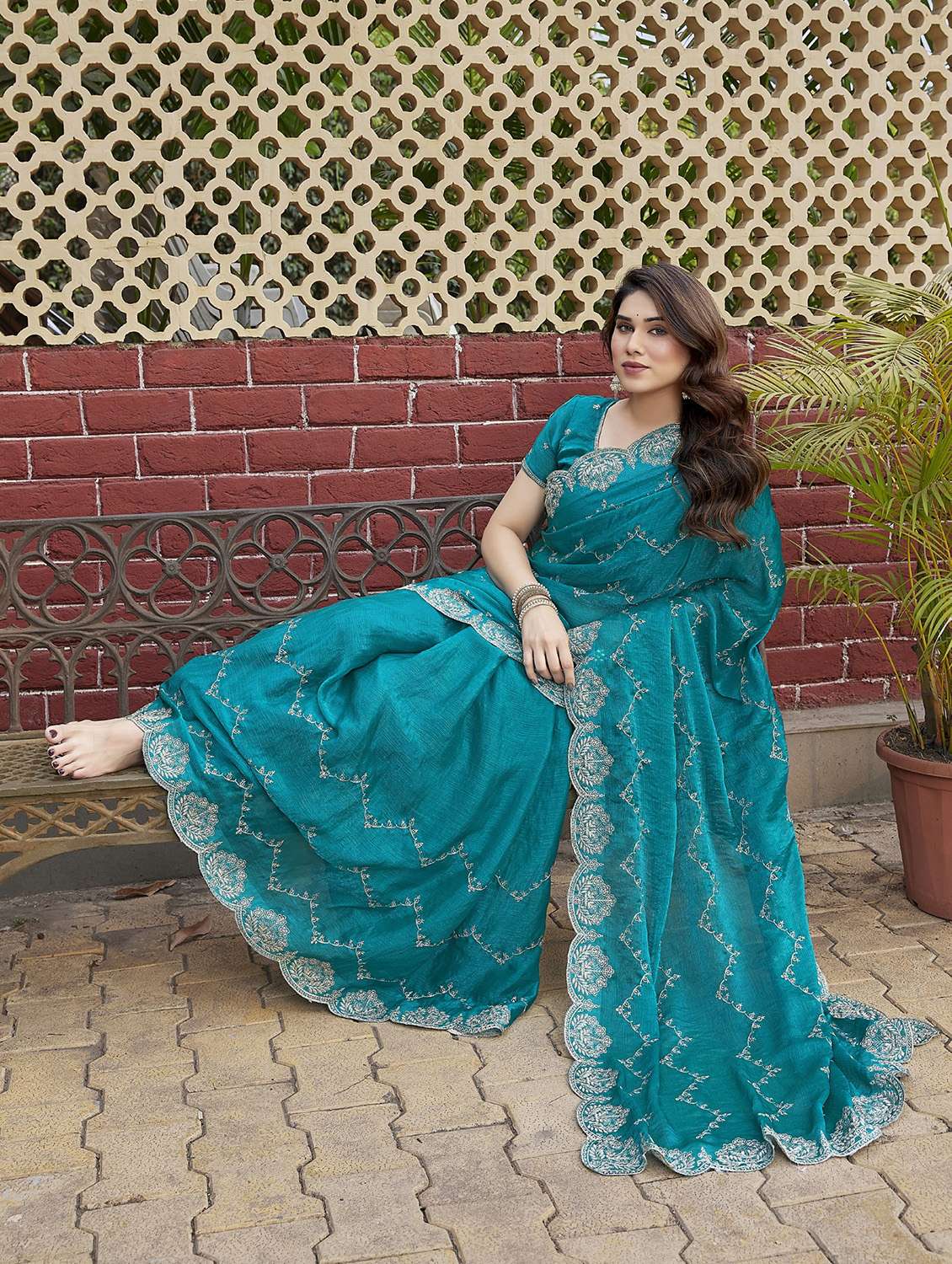 women solid with work embroidered saree with blouse - 22066144 - Standard Image - 3