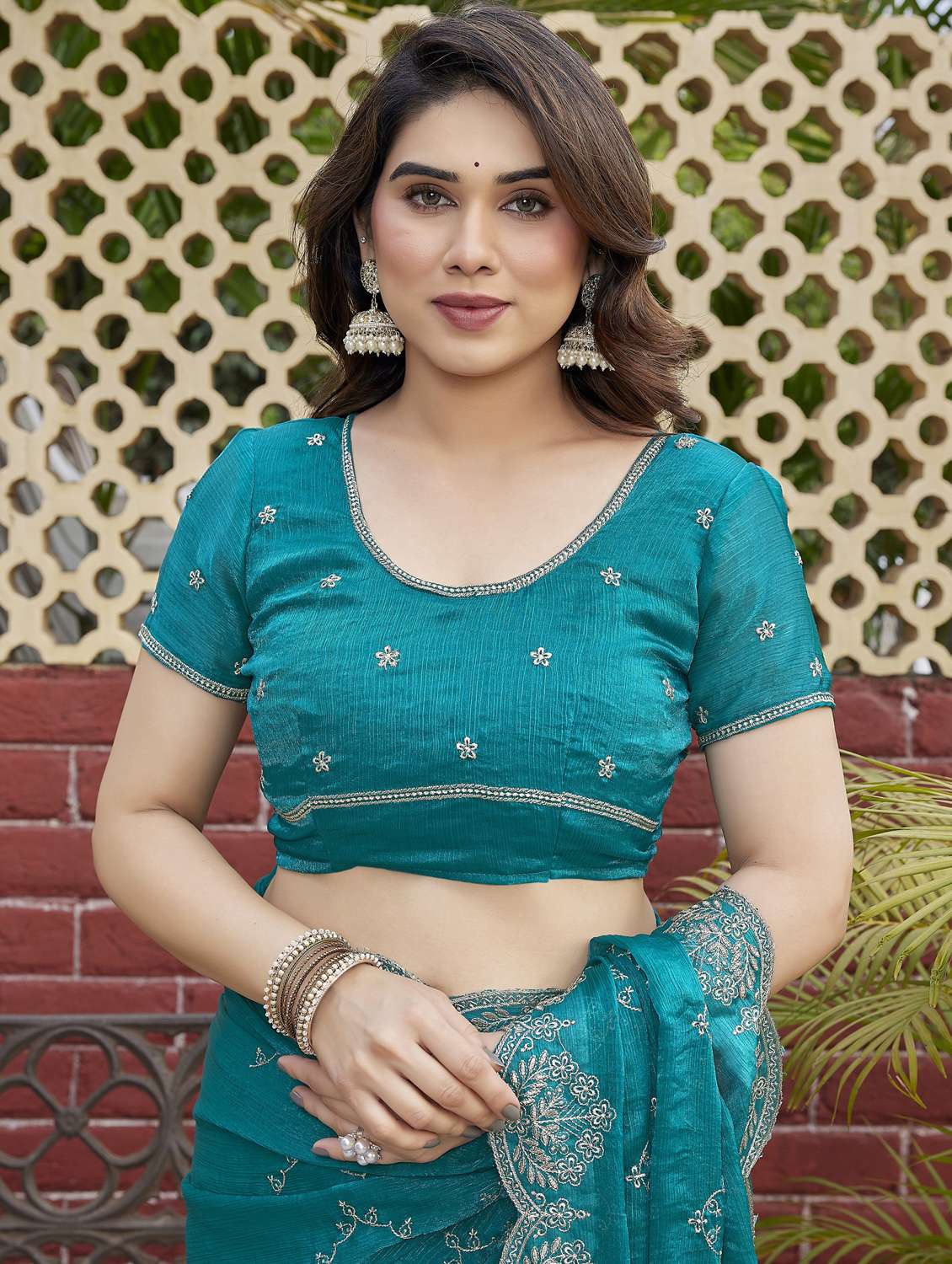 women solid with work embroidered saree with blouse - 22066144 - Standard Image - 5