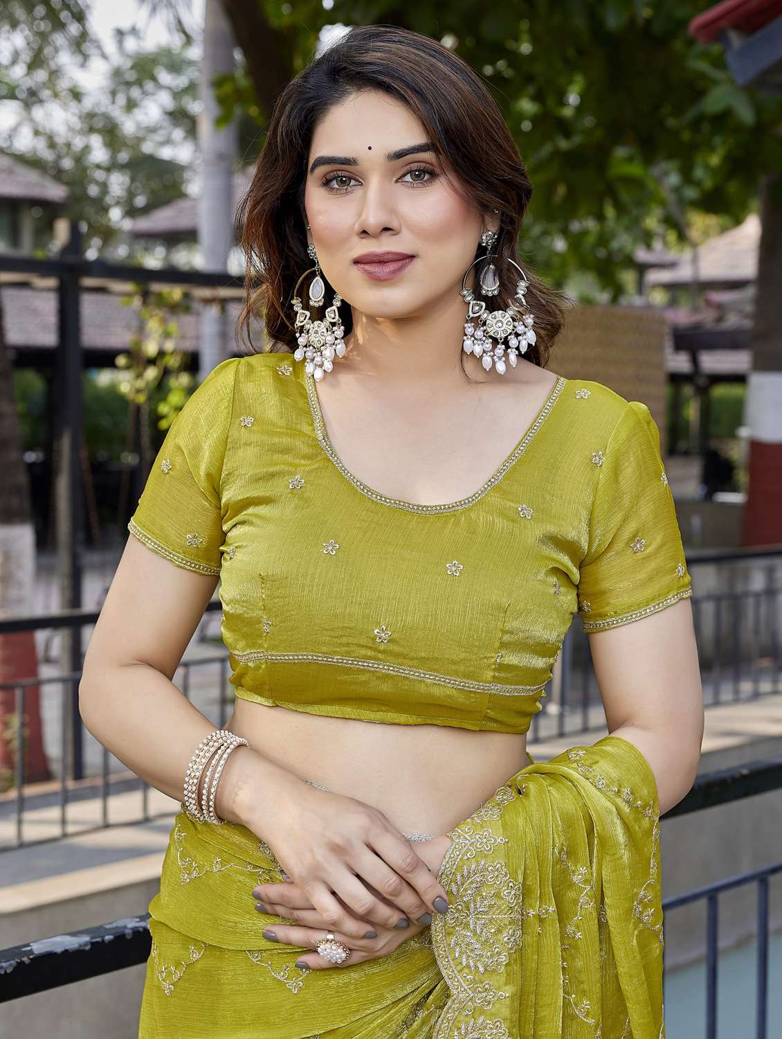 women solid with work embroidered saree with blouse - 22066146 - Standard Image - 5