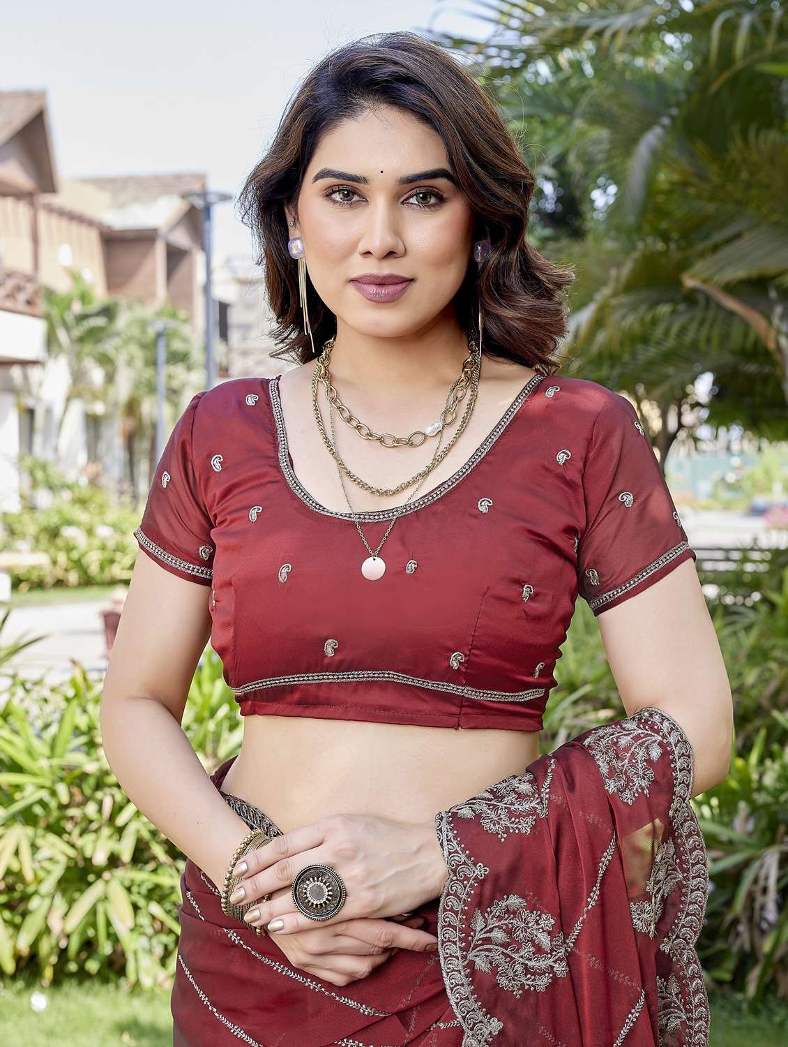 women solid with work embroidered saree with blouse - 22066149 - Standard Image - 5
